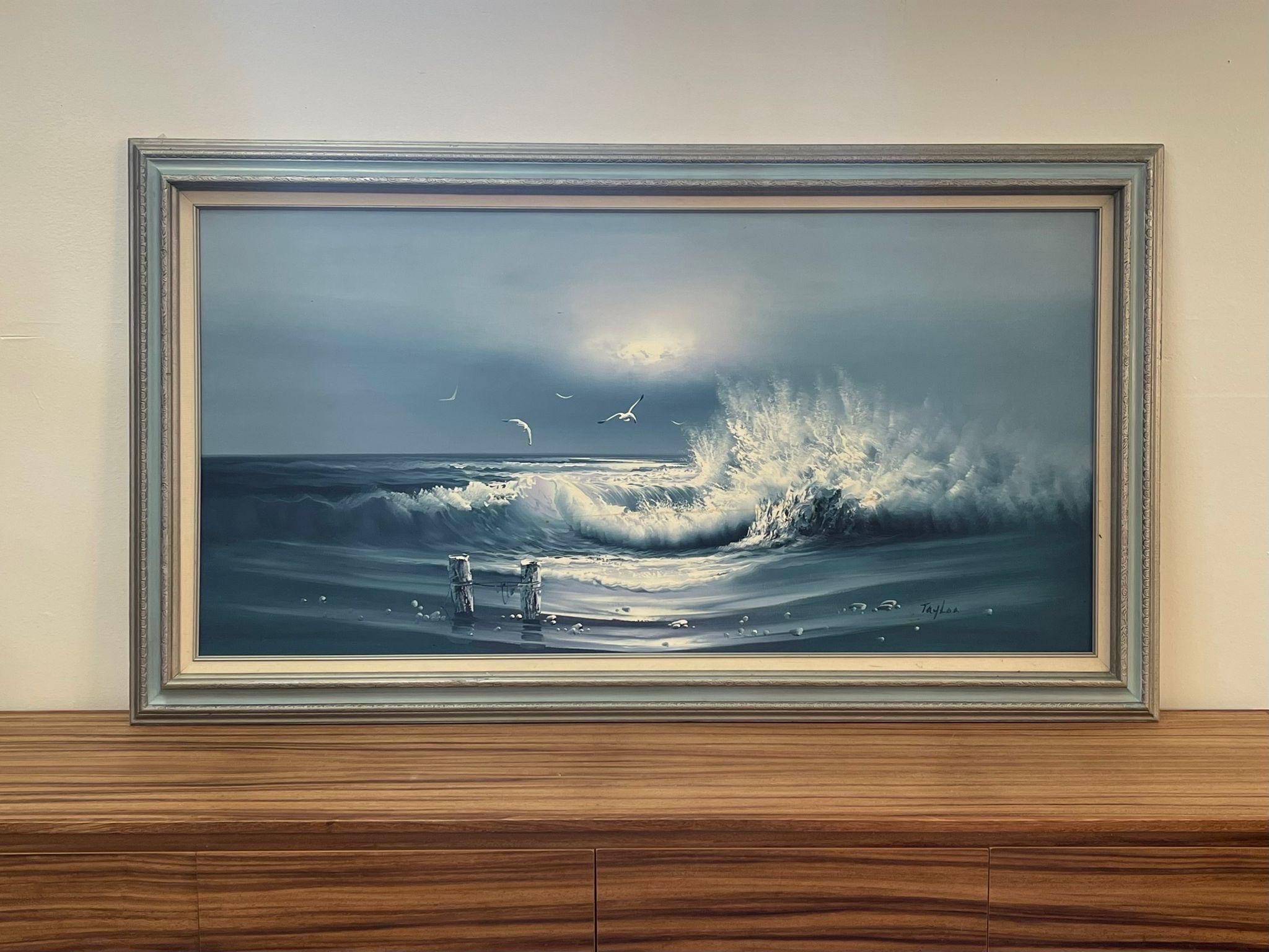 Opera d'arte vintage firmata Taylor nell'angolo inferiore. La cornice si abbina perfettamente ai toni del blu del dipinto. Leggeri segni sul dipinto come da foto. Condizioni vintage coerenti con l'età, come da foto.

Dimensioni. 55 W ; 1 D ; 31 H.