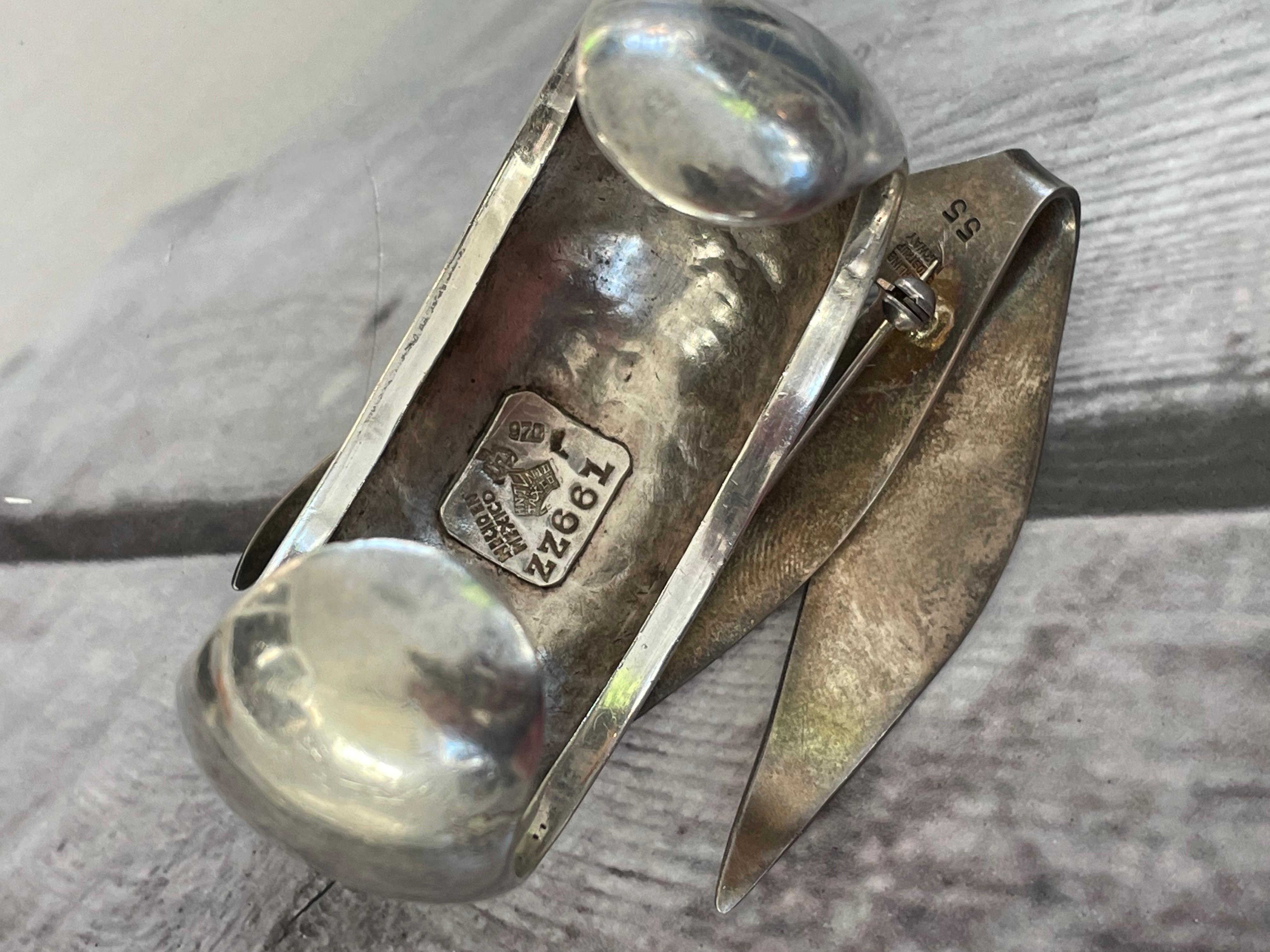 This vintage Sterling Silver cuff is a fine example of Antonio Pineda's work.

The piece is stamped:  HECHE EN MEXICO 925 ANTONIO CROWN STAMP 920 ZZ661

Dimensions: 1-1/4