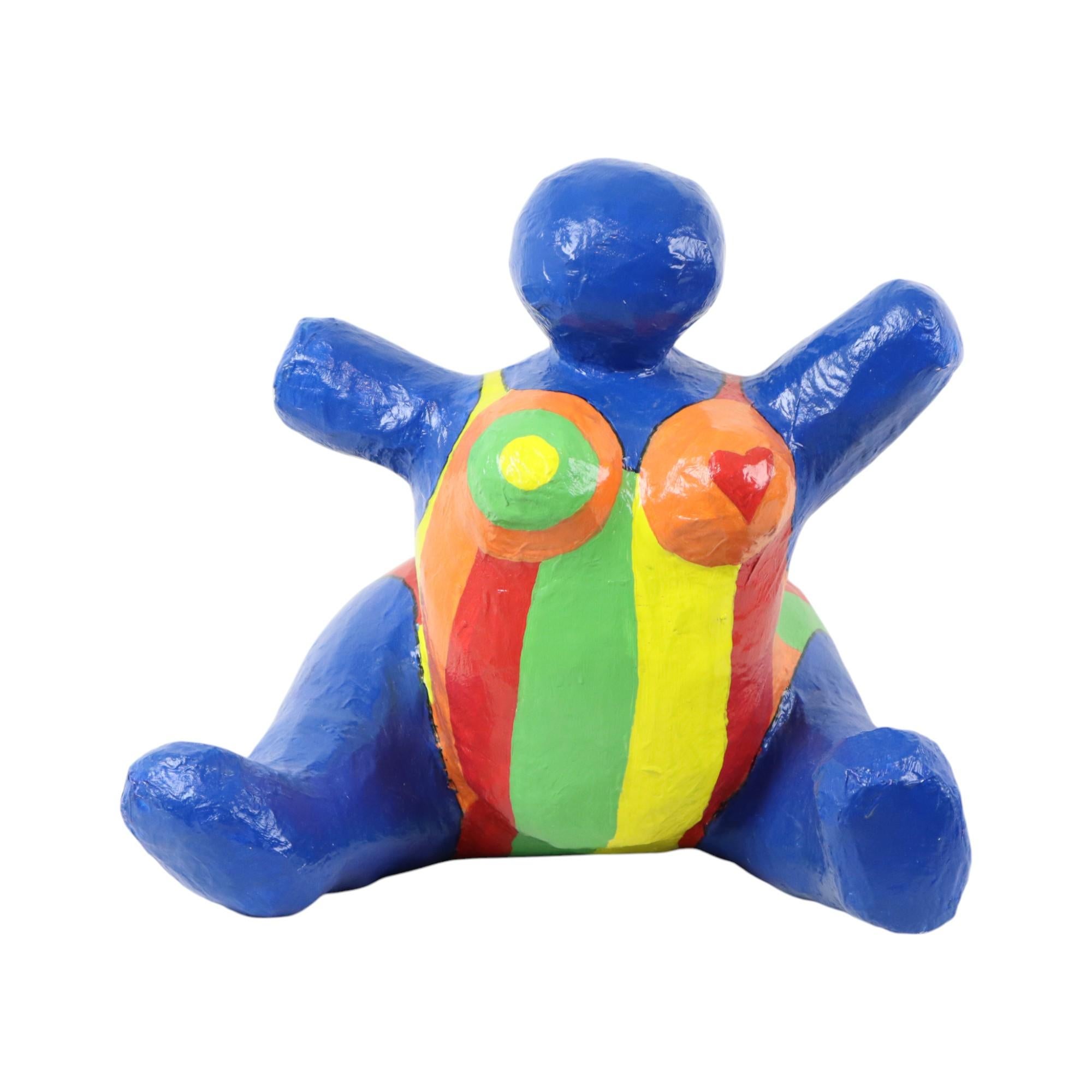 Statua vintage, oggetto d'arte pop art nello stile di Déesse e Niki de Saint Phalle, colorata signora grassa, realizzata in cartapesta e dipinta a mano, firmata M. Lepage, intorno alla fine del XX secolo.

In ottime condizioni d'epoca, in conformità