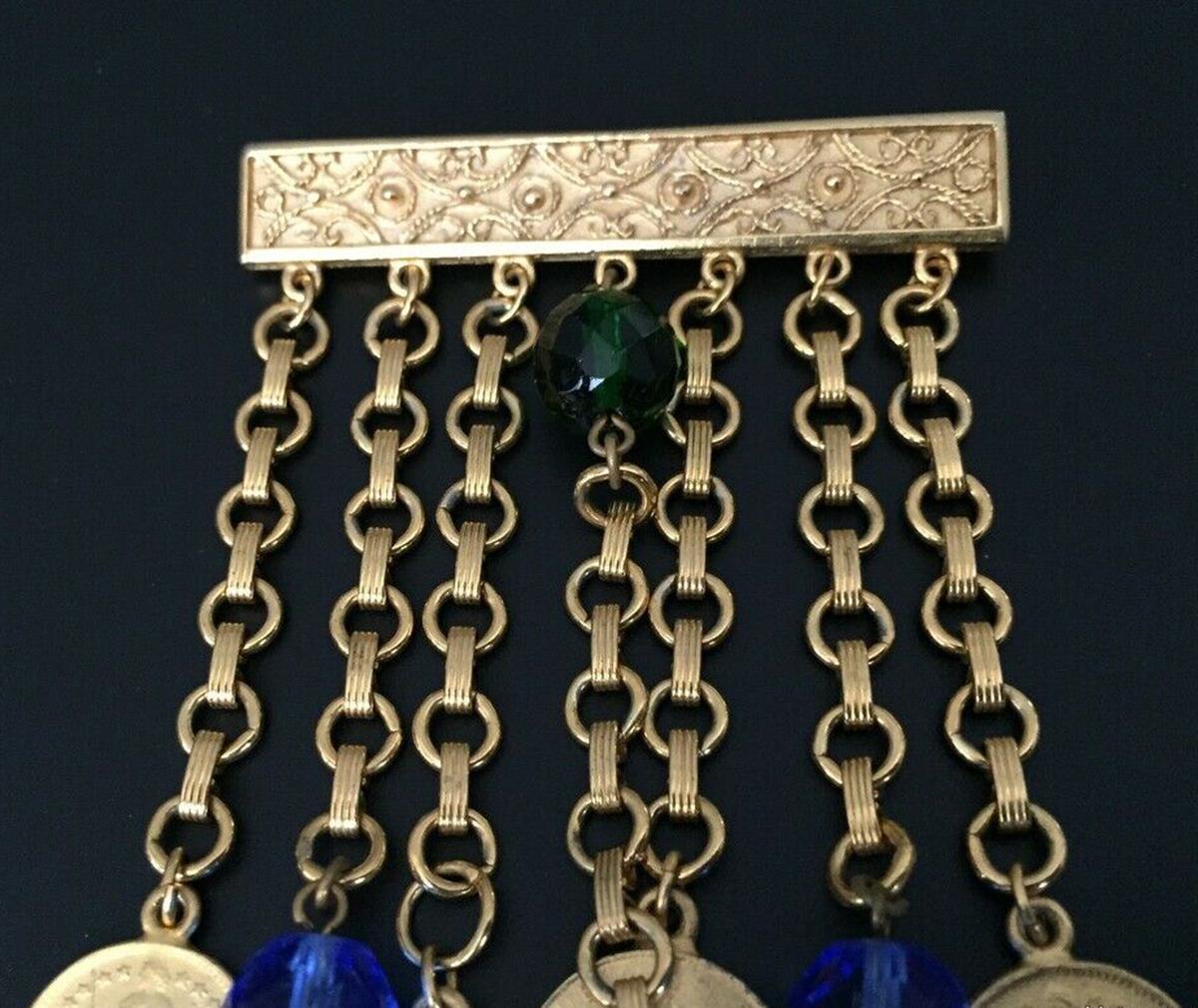 Broche en or signée Ben-AMUN Coin ; barre rectangulaire décorative gaufrée suspendant 7 chaînes à maillons pendants, chacune se terminant par une réplique d'une pièce de monnaie antique. Classique et chic... illuminant votre look d'une beauté