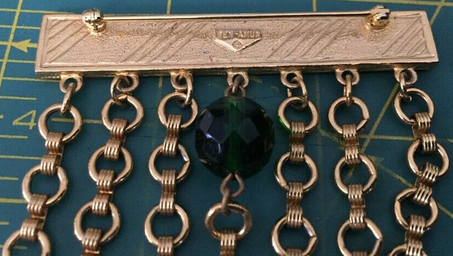 Vintage SIGNED BEN-AMUN Dangling Link Coin Brooch Pin Estate Jewelry Excellent état - En vente à Montreal, QC