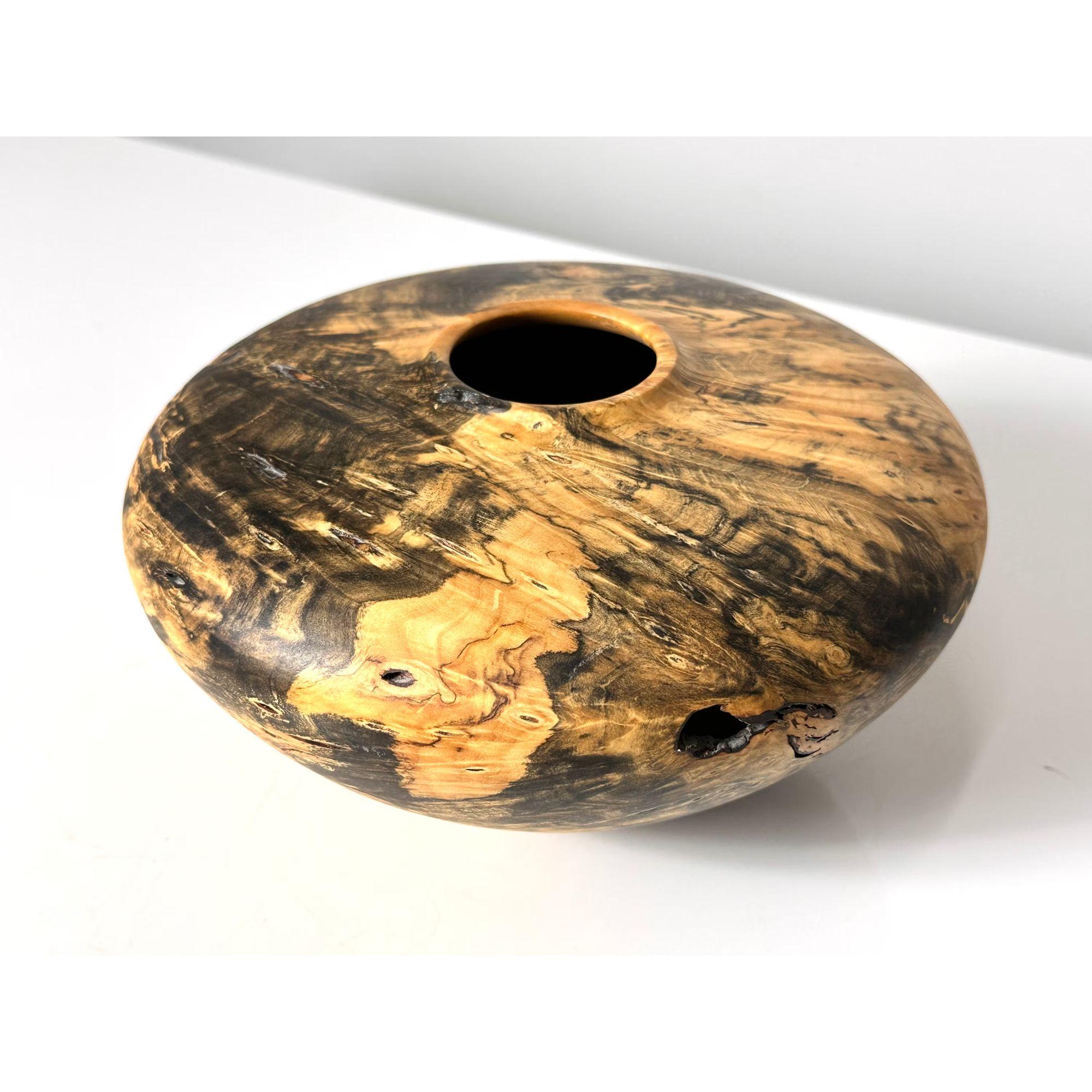 Vasija de madera torneada de arce ojo de pájaro firmada por Mike Mahoney Años 90 Moderno orgánico en venta