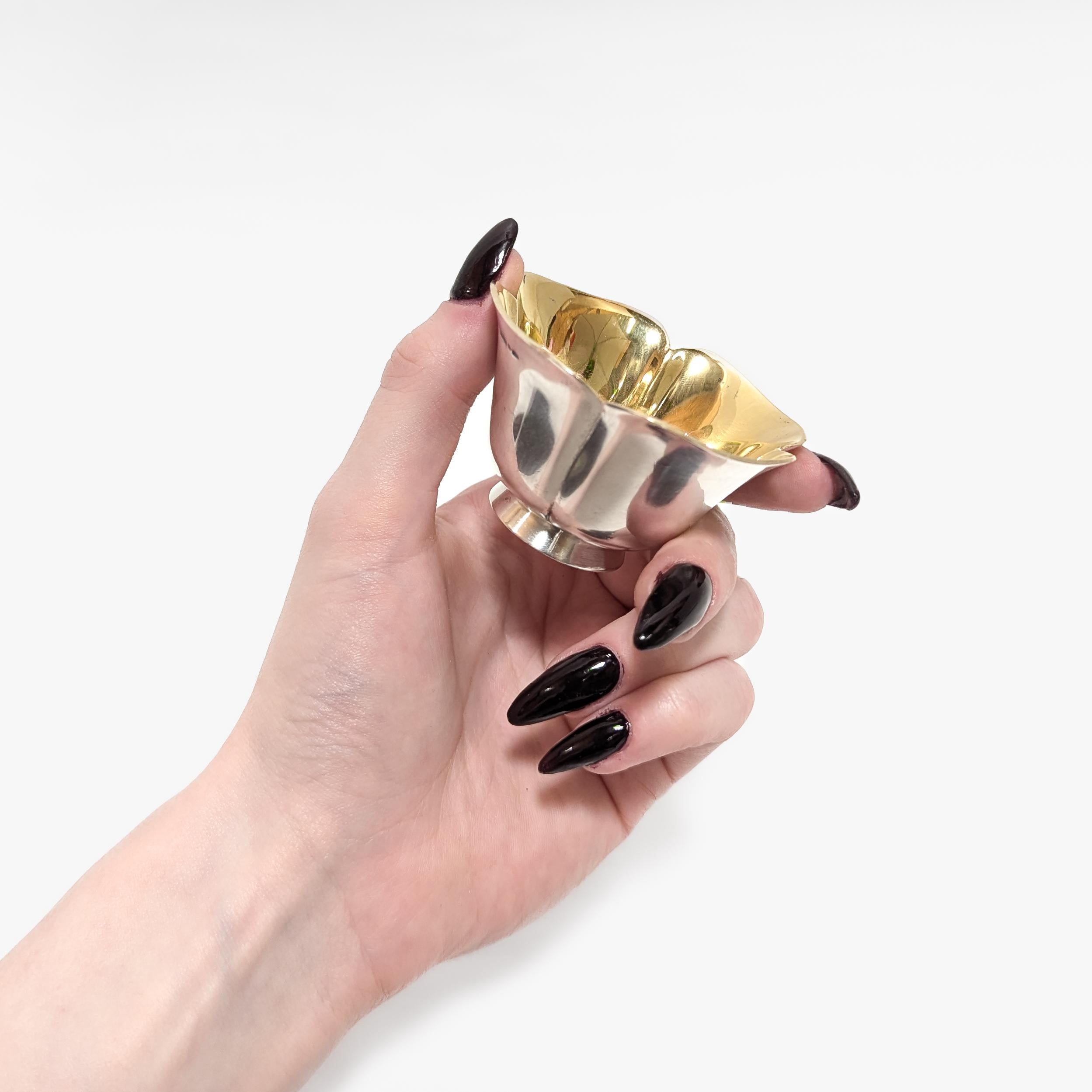 Eine schöne signierte italienische Designertasse.

Von BVLGARI.

Aus Sterlingsilber mit Innenvergoldung.

In Form eines Vierpasses.

Auf der Außenseite in der Nähe des Randes markiert.

Einfach eine wunderbare Tasse!

Datum: 
20.