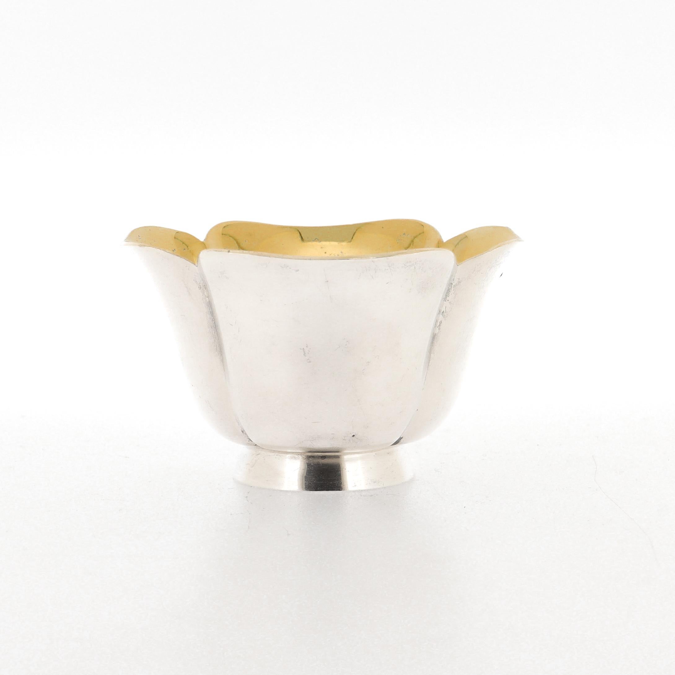 Vintage Signed BVLGARI Sterling Silber Quatrefoil Tasse oder Schale mit vergoldetem Inneren (Vergoldet) im Angebot