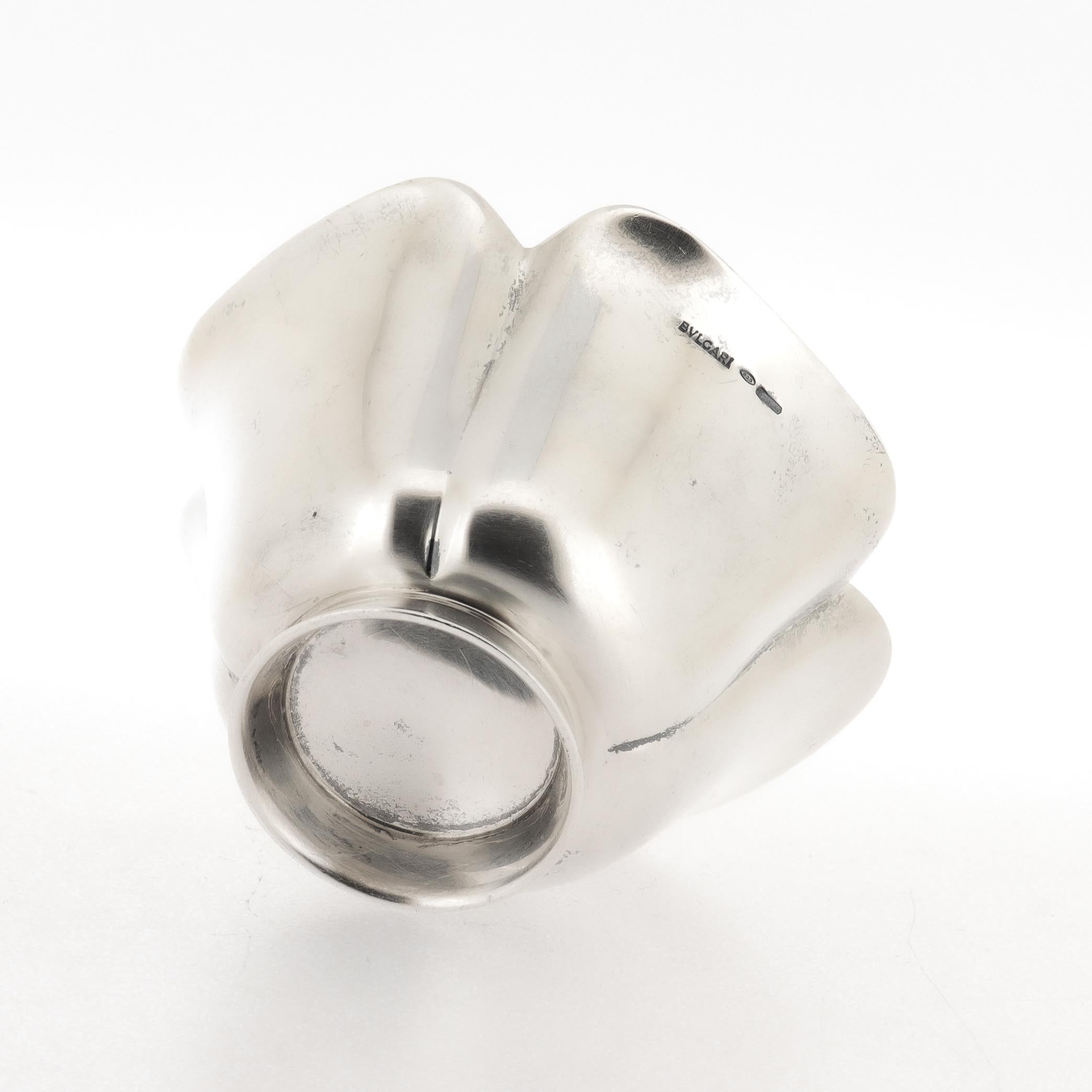 Vintage Signed BVLGARI Sterling Silber Quatrefoil Tasse oder Schale mit vergoldetem Inneren (Sterlingsilber) im Angebot