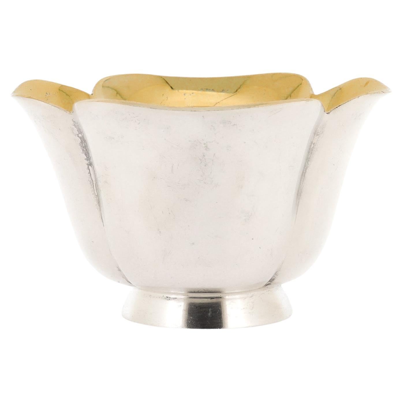 Vintage Signed BVLGARI Sterling Silber Quatrefoil Tasse oder Schale mit vergoldetem Inneren im Angebot