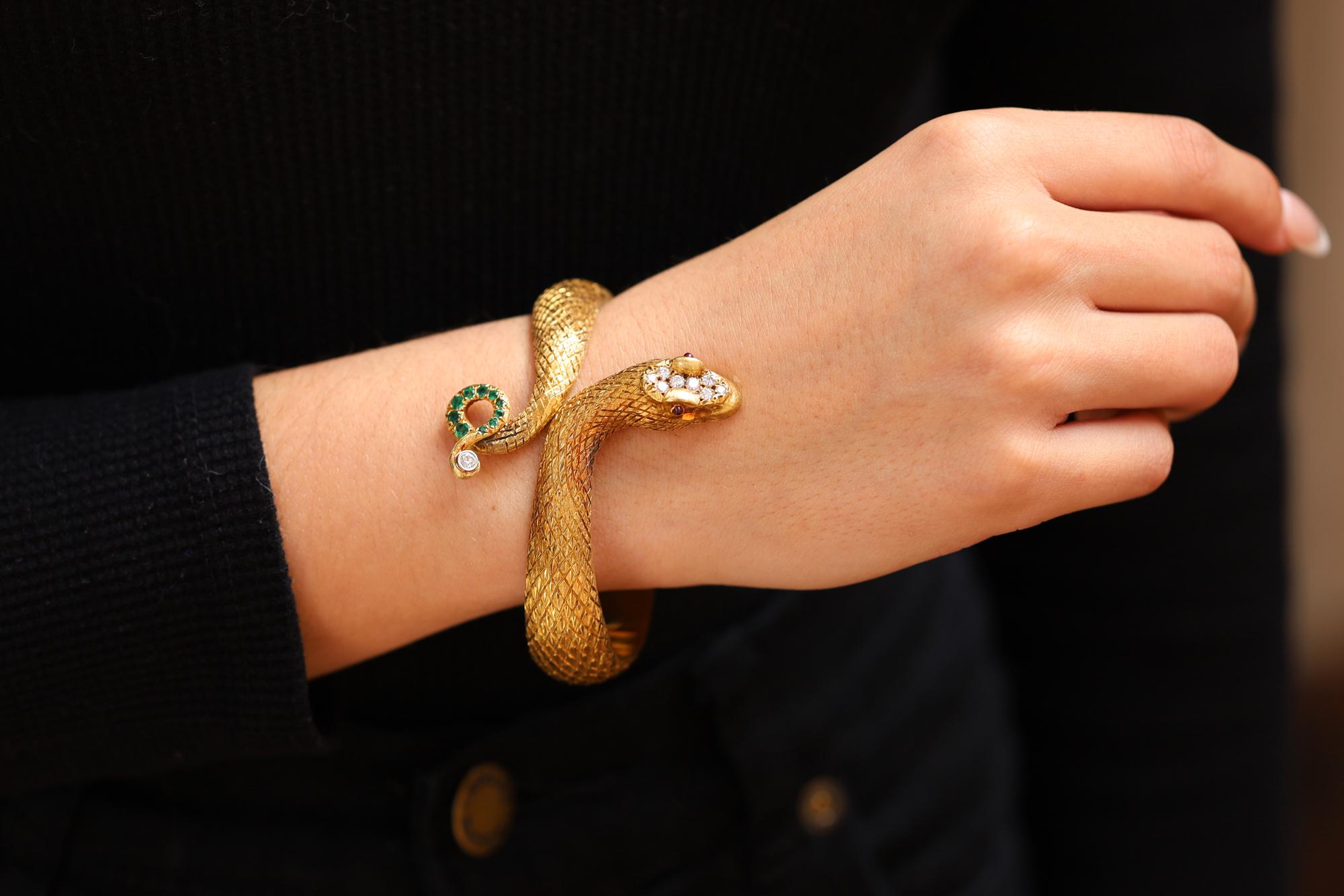 Réalisé en or jaune 18 carats, cet exquis bracelet signé Cellino Estate présente un serpent vivant aux écailles méticuleusement gravées et texturées à la main. La tête est ornée de diamants ronds brillants presque incolores, tandis que les yeux