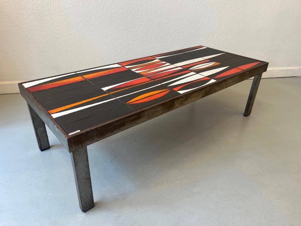 Tavolino Navette d'epoca in ceramica smaltata e acciaio di Roger Capron, Francia, anni '60 circa. 1960s
Piastrelle in ceramica smaltata nera, bianca, arancione e rossa in perfette condizioni.
Base d'acciaio originale d'epoca, intatta e non