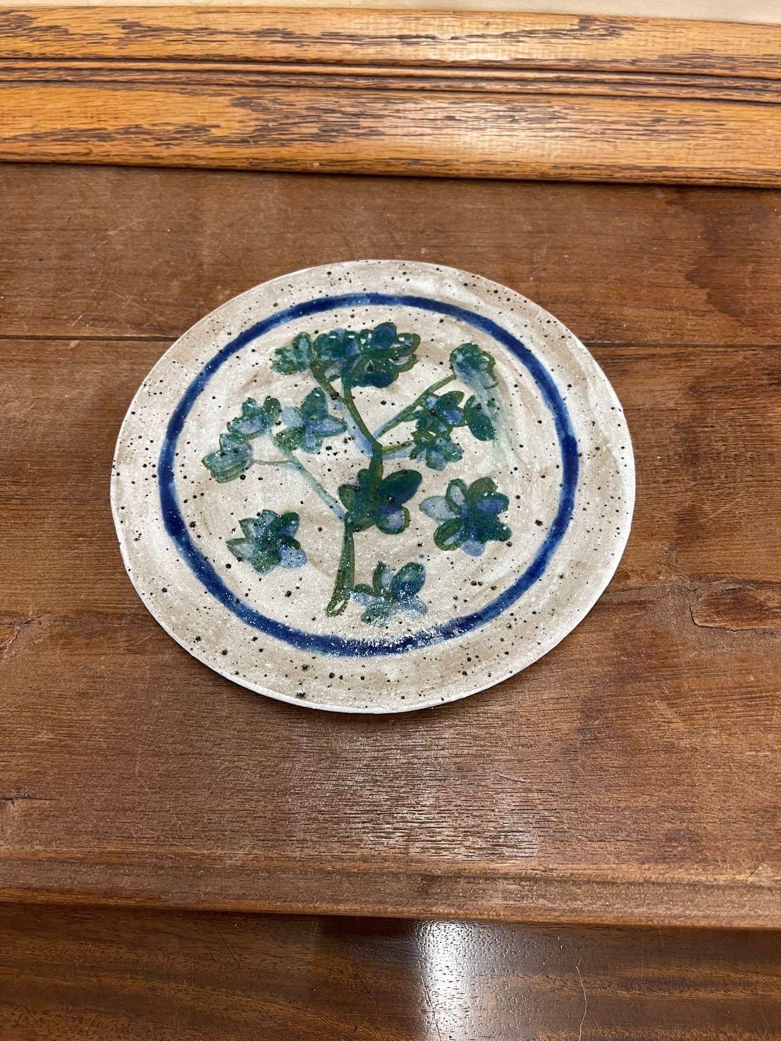 Cette assiette présente un magnifique motif floral bleu entouré d'un anneau bleu. Verre moucheté. Vintage Condition Consistent with Age as Pictured.

Dimensions. 7 Diamètre ; 0,50 H