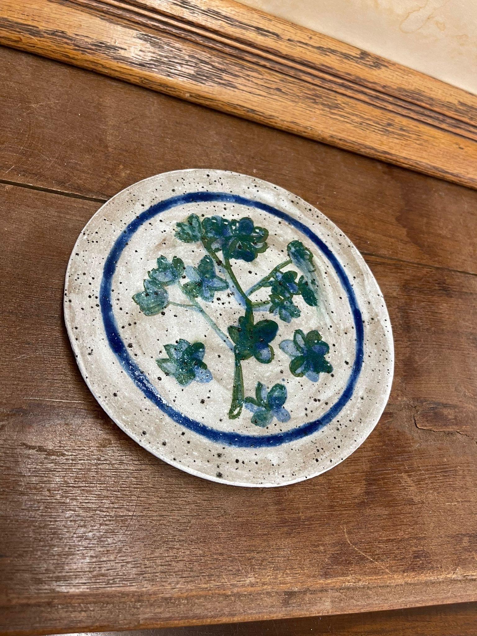 Signierter Keramikteller im Vintage-Stil mit blauem Blumenmotiv. im Zustand „Gut“ im Angebot in Seattle, WA