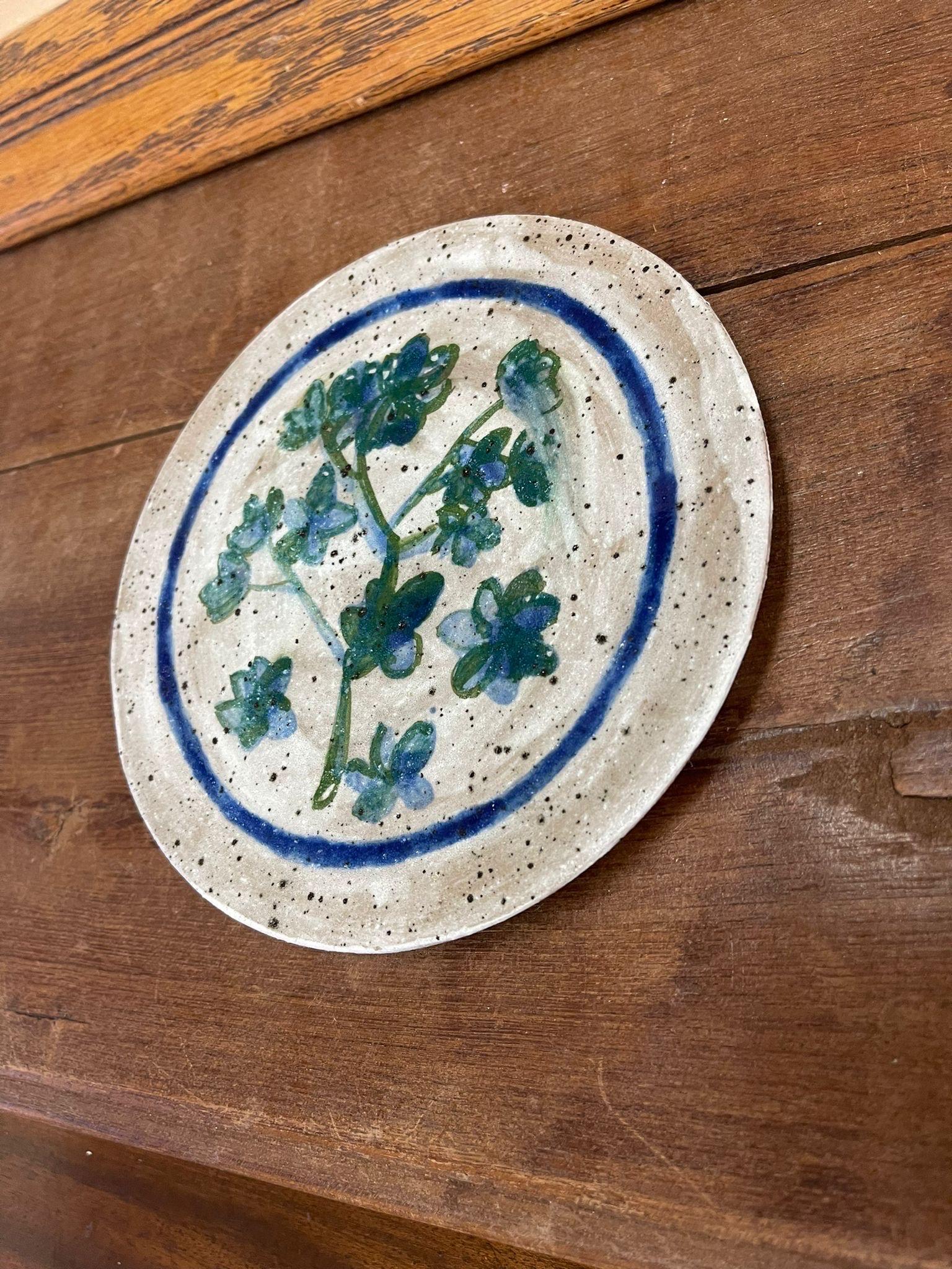 Signierter Keramikteller im Vintage-Stil mit blauem Blumenmotiv. (Ende des 20. Jahrhunderts) im Angebot