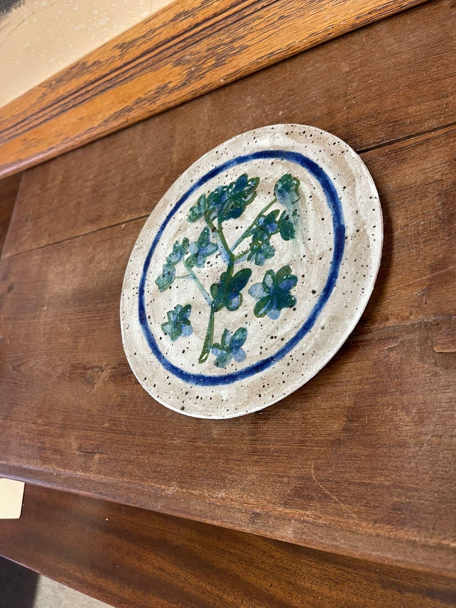 Signierter Keramikteller im Vintage-Stil mit blauem Blumenmotiv. im Angebot 2