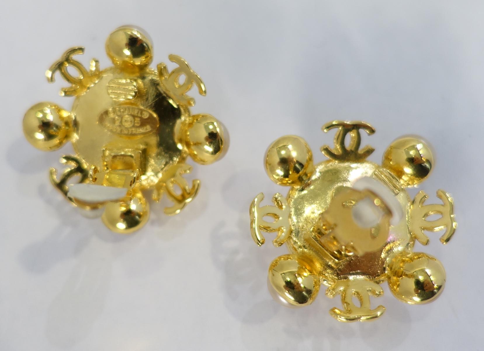 Vintage Signed Chanel 25 Faux Pearl CC Logo Earrings In Good Condition In New York, NY