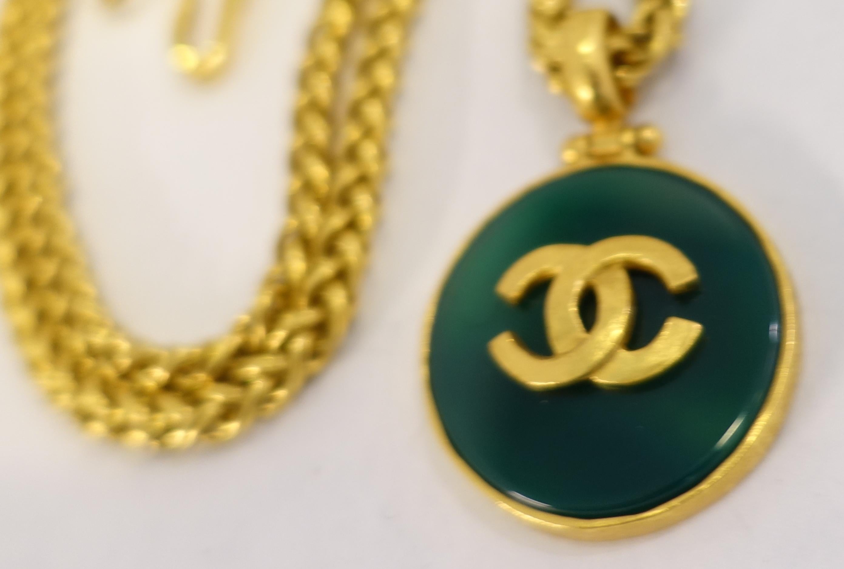Vintage Signed Chanel 95A Green CC Logo Pendant Necklace In Good Condition In New York, NY