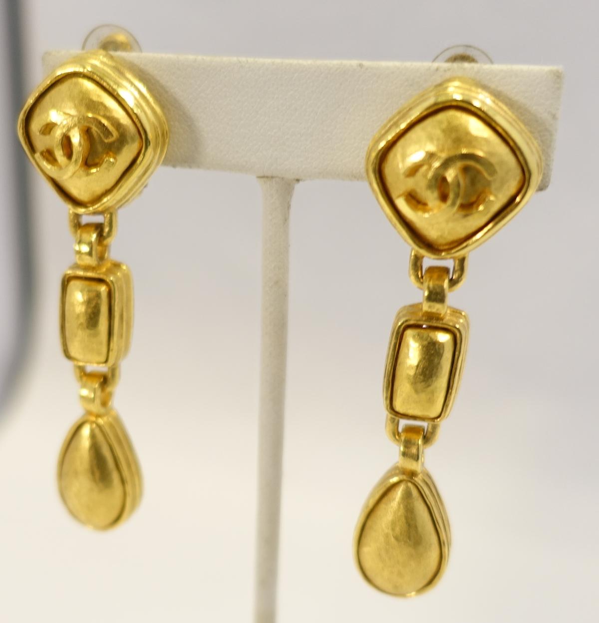 Vintage Signed Chanel 97A Drop Earrings In Good Condition For Sale In New York, NY