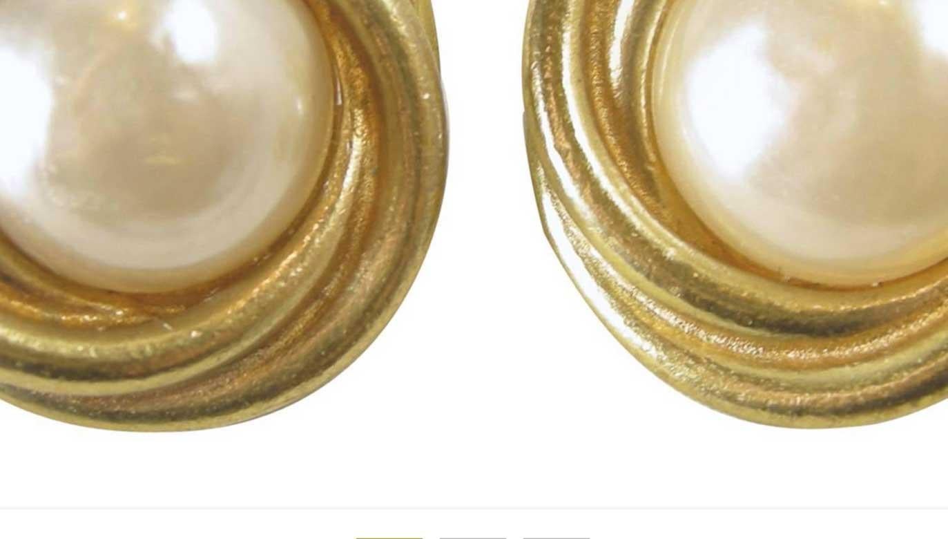 Boutons Vintage signés Chanel en fausse perle Pour femmes en vente