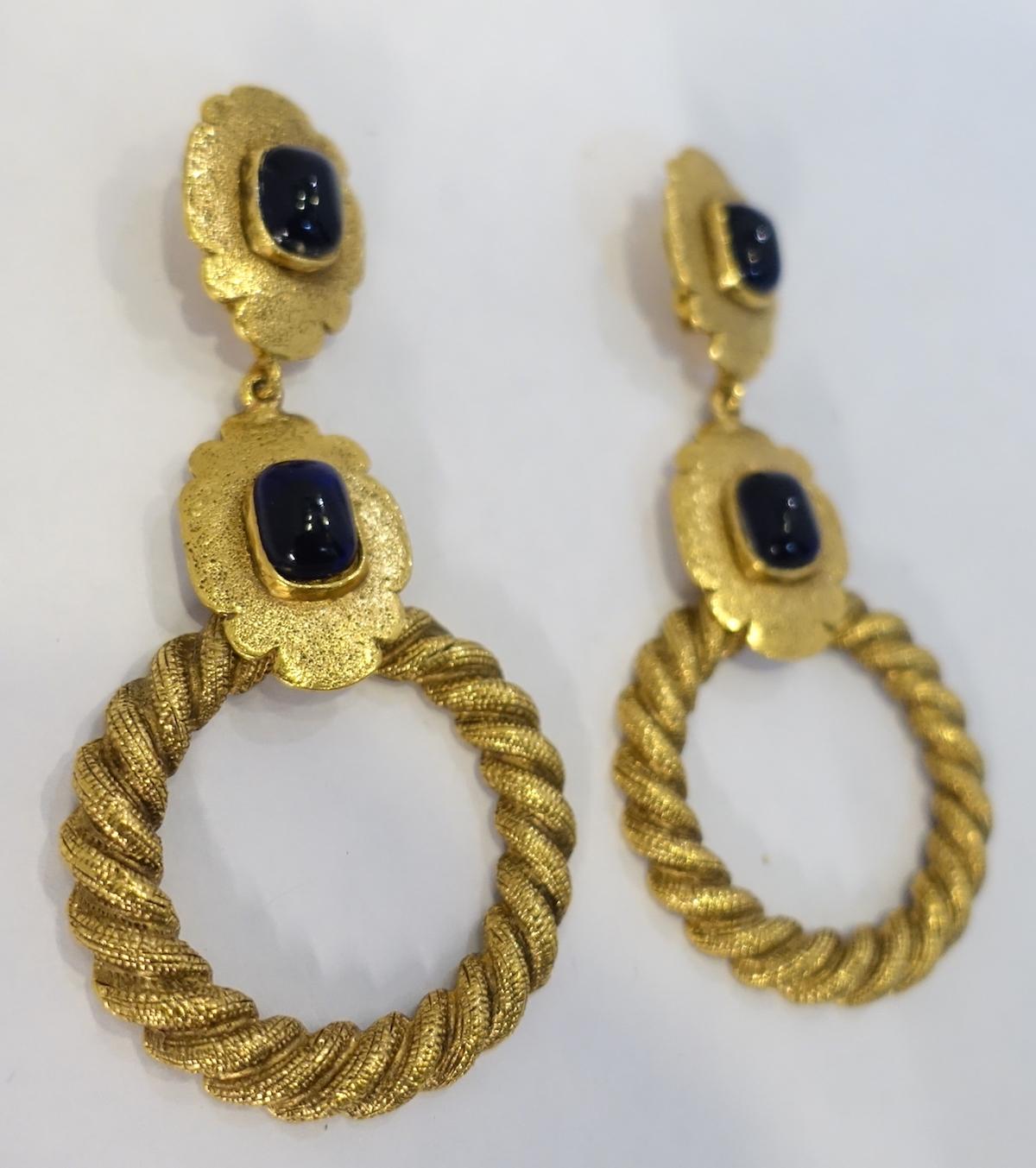 Vintage Signed Chanel Season 25 Gripoix Hoop Drop Earrings In Good Condition For Sale In New York, NY