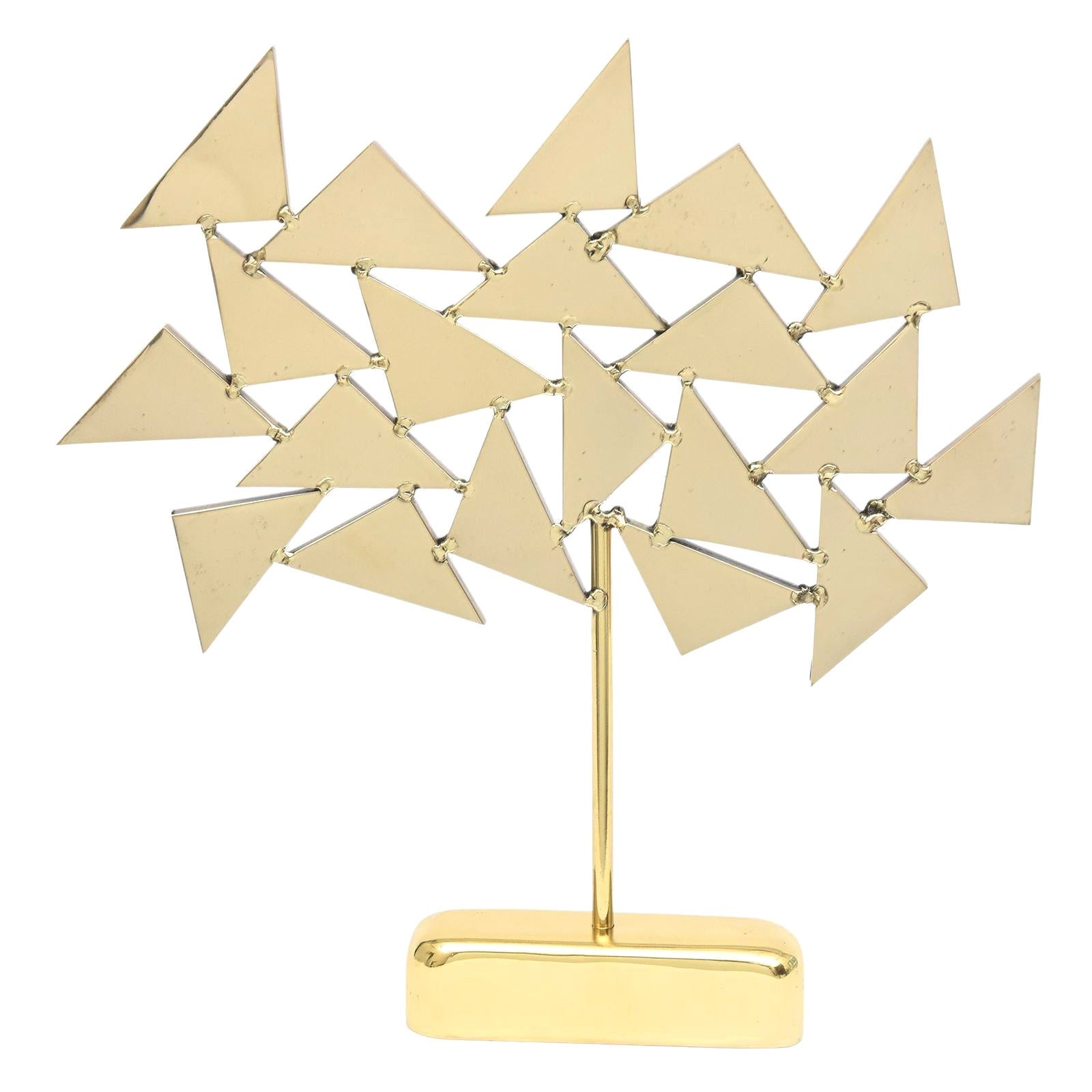 Vintage By firmato Chevalier Scultura geometrica astratta in ottone a triangolo francese