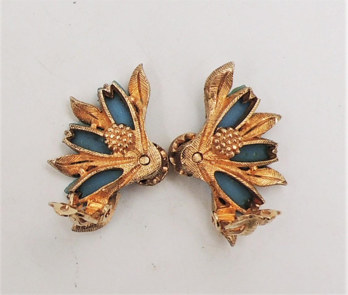 Vintage Signed Ciner Goldtone Faux-Turquoise Rhinestone Flower Clip Earrings In Good Condition For Sale In Easton, PA