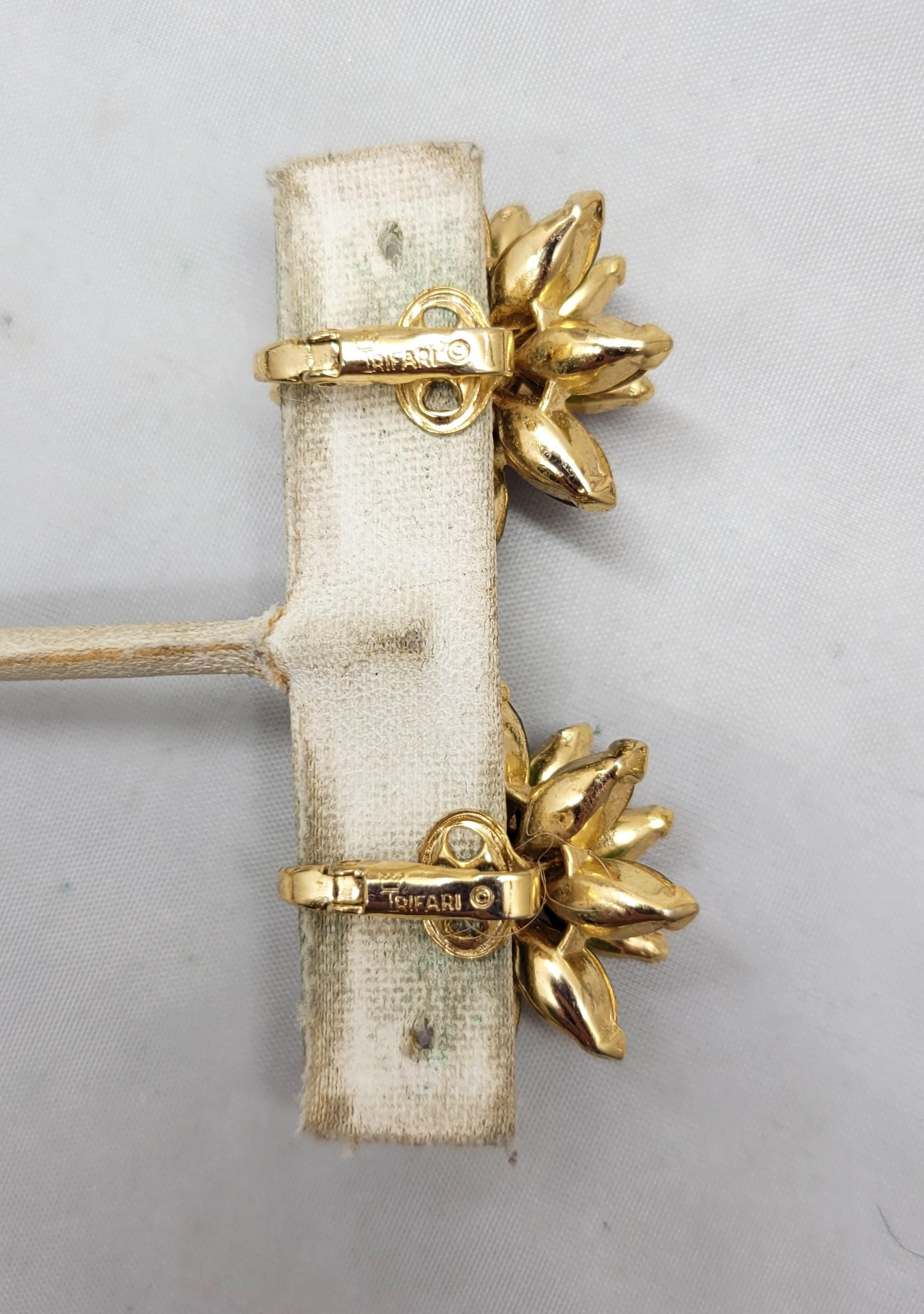 Vintage Signed Crown Trifari Faux-Peridot & Faux-Ruby Flower Clip Earrings c1961 In Excellent Condition For Sale In Easton, PA