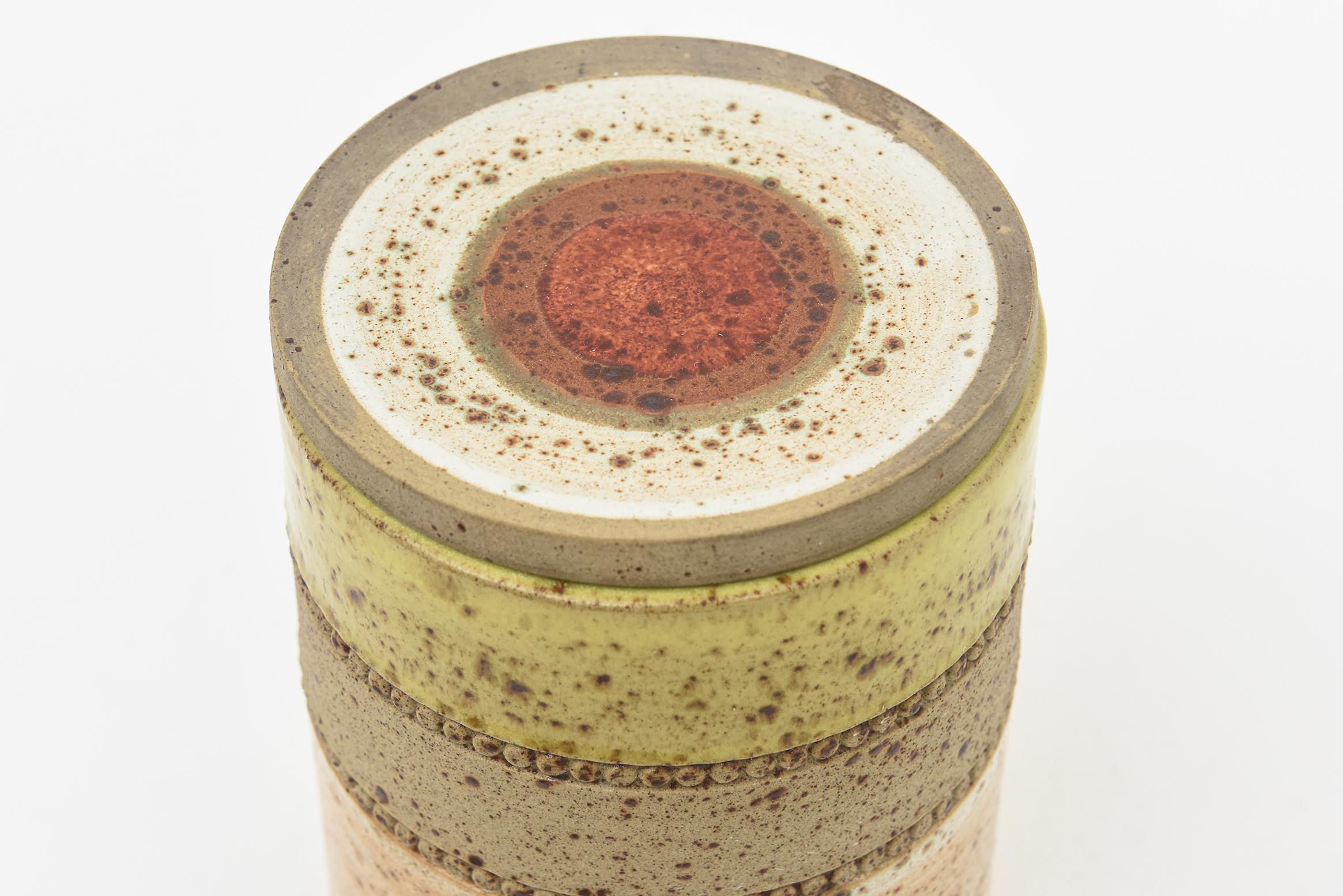 Runde Schachtel aus englischer Keramik von Denby in Hellbraun, Senfgelb, Rot, Grün (Moderne) im Angebot