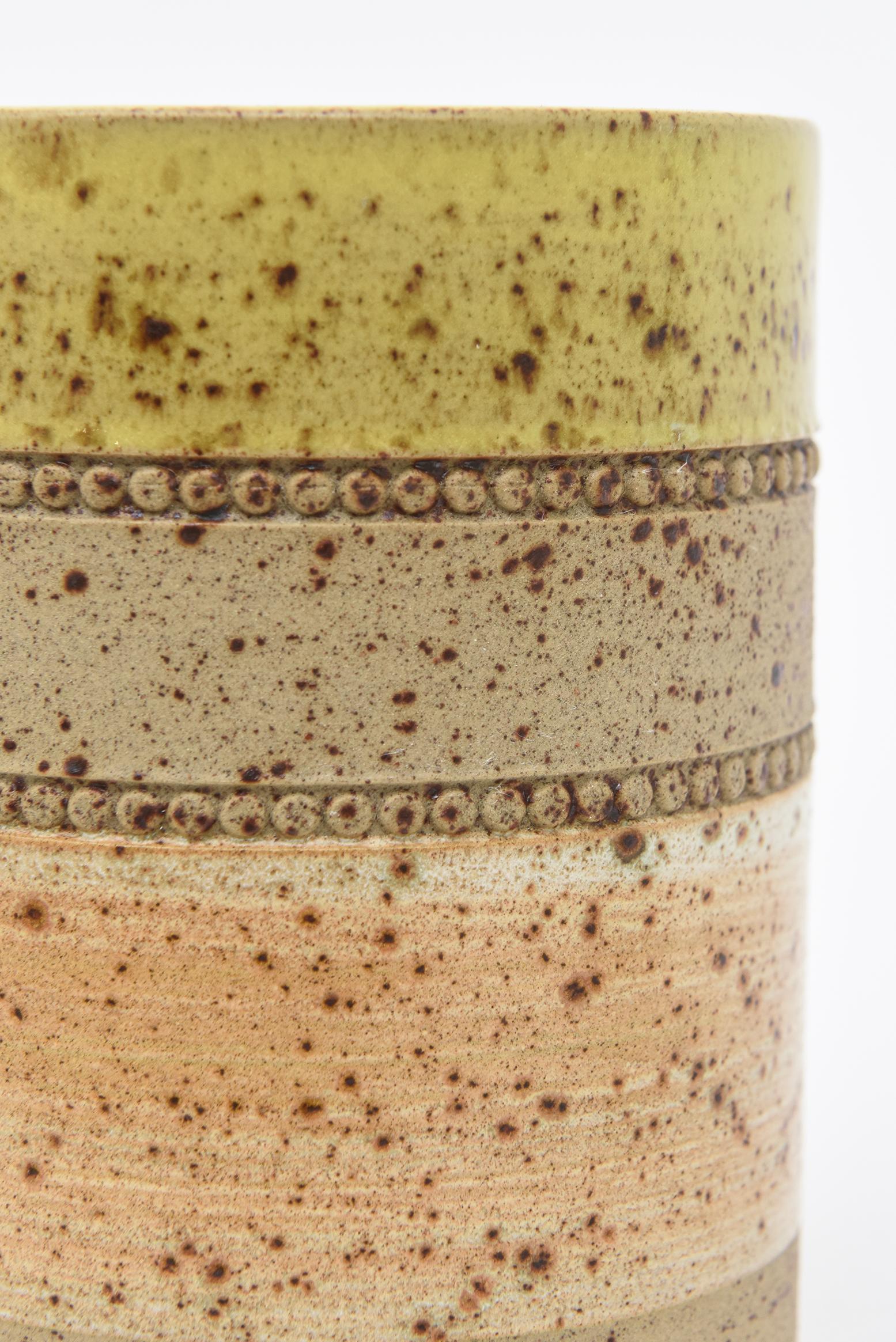 Céramique Boîte ronde en céramique anglaise vintage signée Denby, brun clair, jaune moutarde, rouge, vert en vente