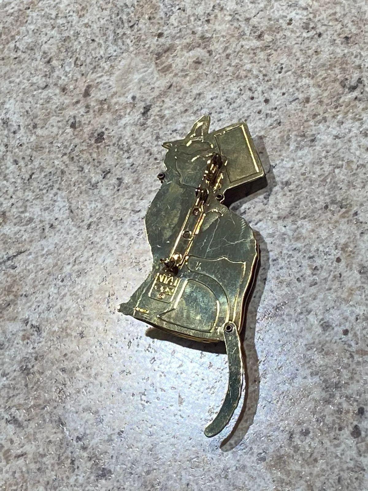 Colgante broche vintage firmado por el diseñador Lunch at The Ritz Enamel Tabby Kitty Cat en venta 6