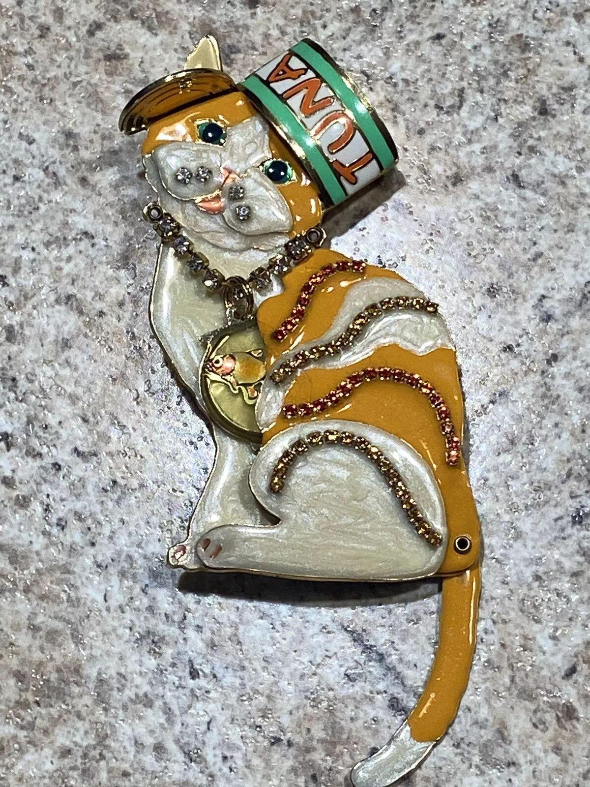 ¡Sencillamente maravilloso! Digno de Óscar Vintage Único y Raro Broche icónico firmado LUNCH AT THE RITZ Cristal y esmalte Broche caprichoso de gato atigrado con cierre colgante. El Broche Show Stopper, adornado con esmalte y cristales, presenta un