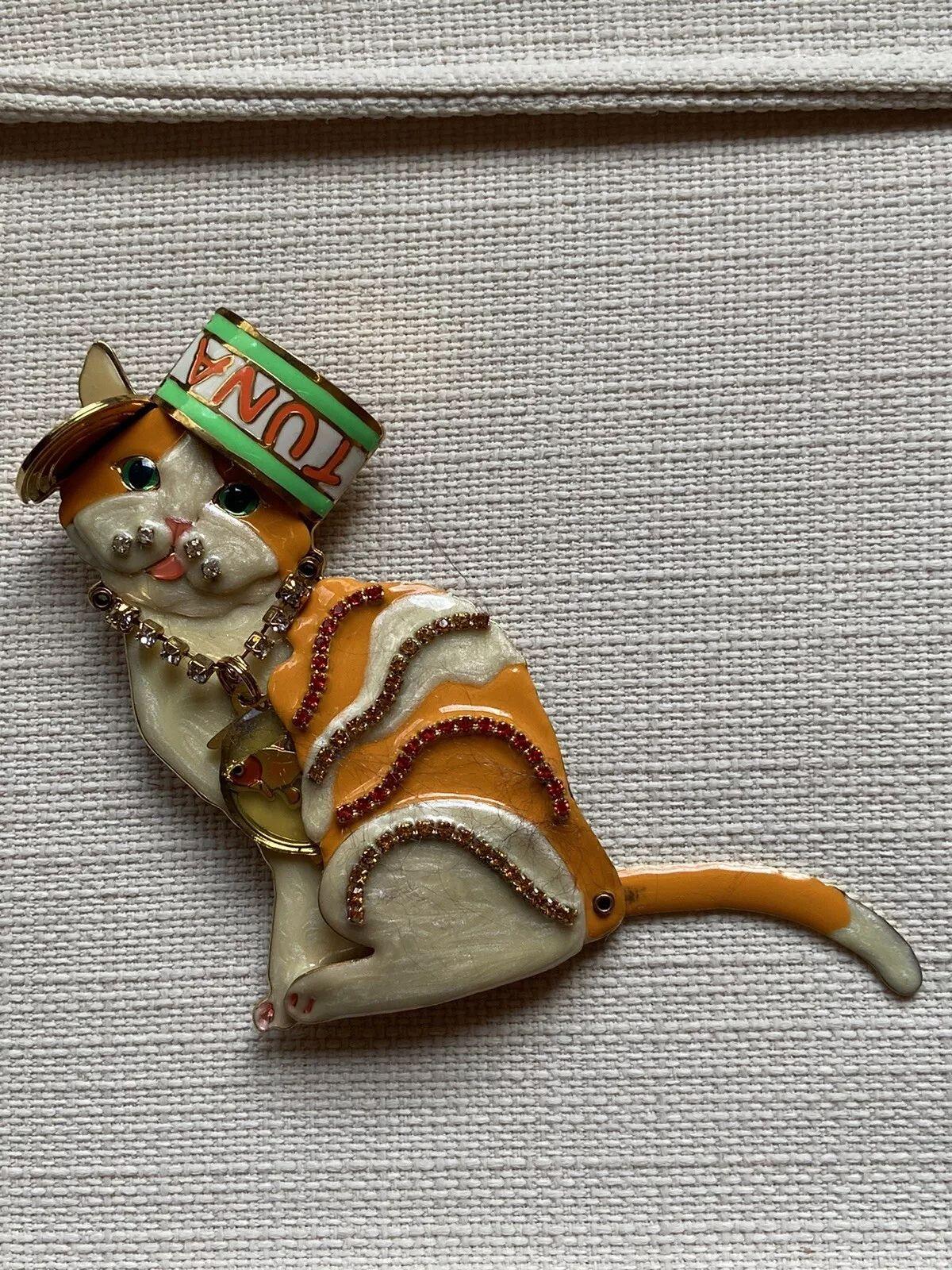Colgante broche vintage firmado por el diseñador Lunch at The Ritz Enamel Tabby Kitty Cat en Excelente estado para la venta en Montreal, QC