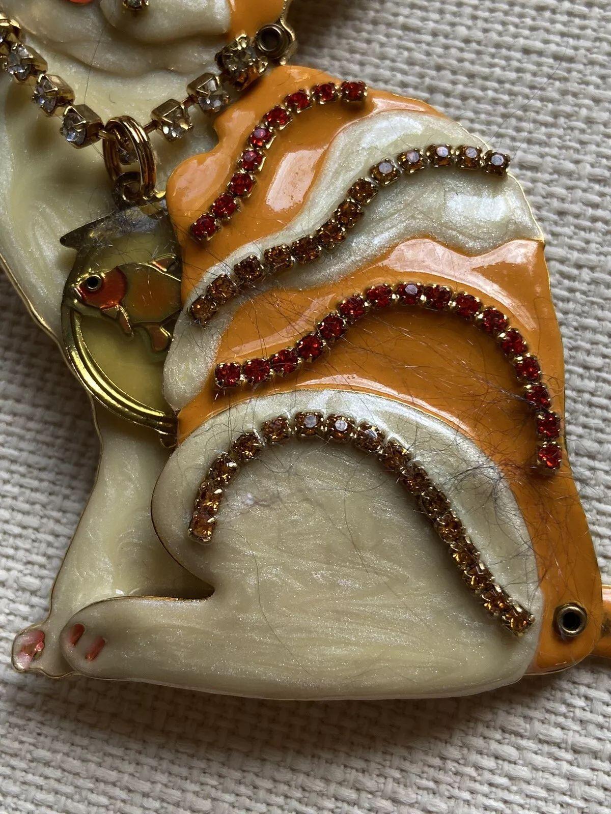 Femenino o masculino Colgante broche vintage firmado por el diseñador Lunch at The Ritz Enamel Tabby Kitty Cat en venta