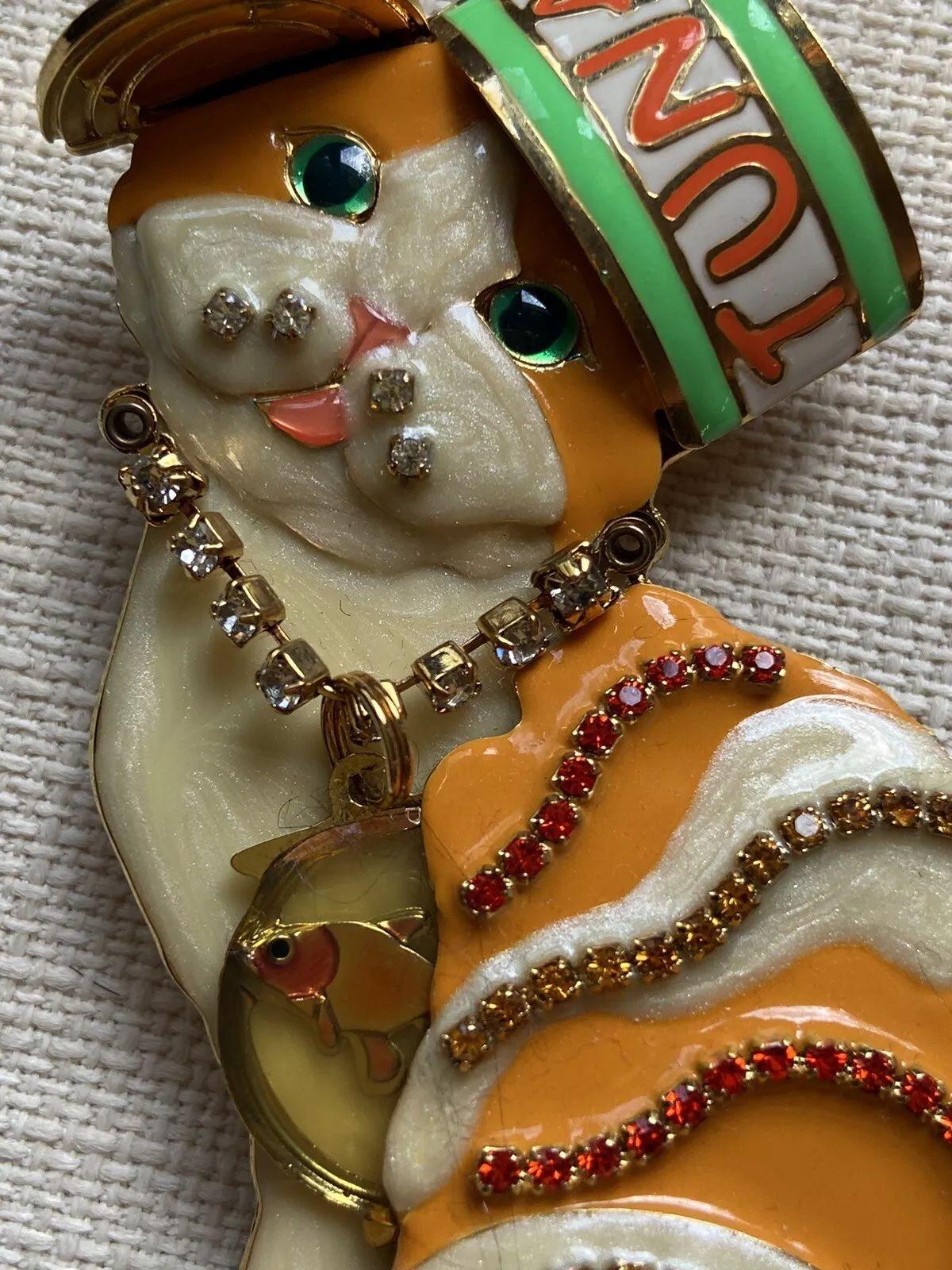 Colgante broche vintage firmado por el diseñador Lunch at The Ritz Enamel Tabby Kitty Cat en venta 2