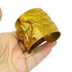 Vintage-Armreif aus massivem, breitem, vergoldetem Metall mit Signatur des Designers