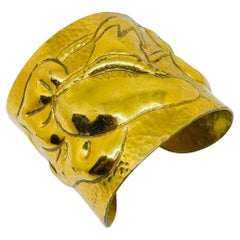 Vintage-Armreif aus massivem, breitem, vergoldetem Metall mit Signatur des Designers