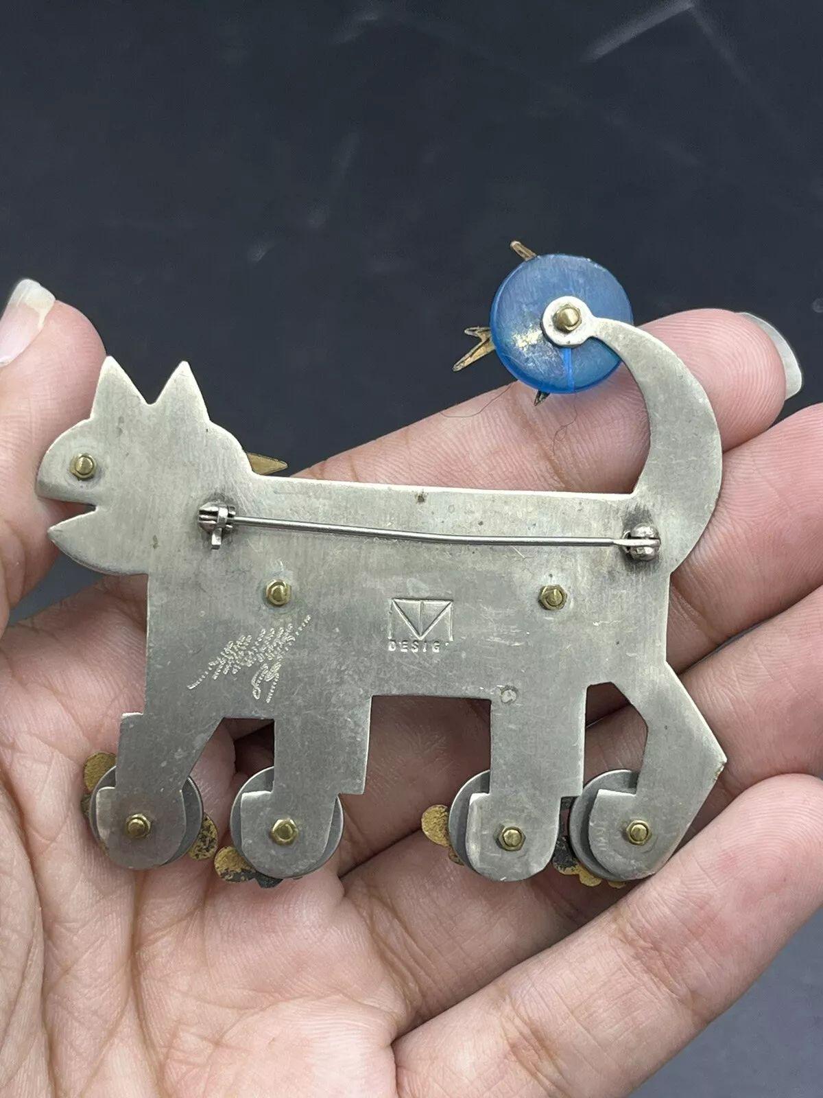 Broche vintage firmado por el diseñador Thomas Mann Pájaro gato sobre patines Modernista