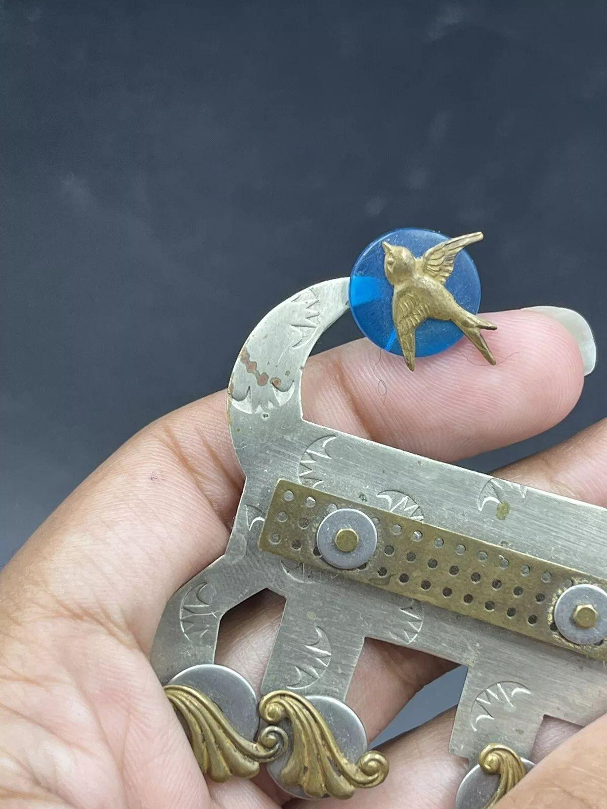 Broche vintage firmado por el diseñador Thomas Mann Pájaro gato sobre patines en Excelente Estado en Montreal, QC