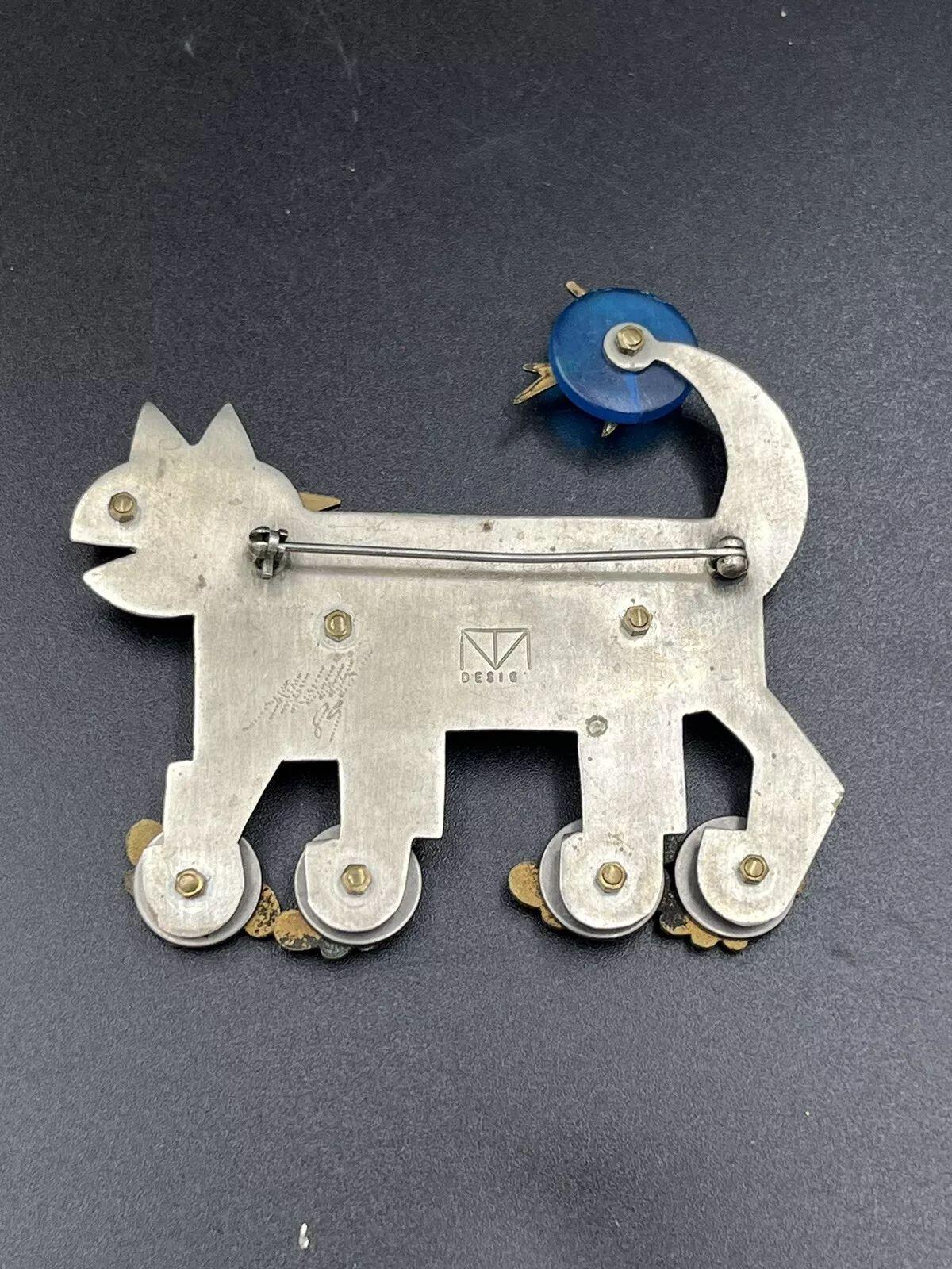 Femenino o masculino Broche vintage firmado por el diseñador Thomas Mann Pájaro gato sobre patines