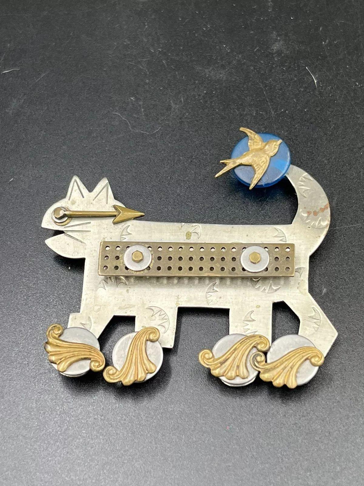 Broche vintage firmado por el diseñador Thomas Mann Pájaro gato sobre patines 1