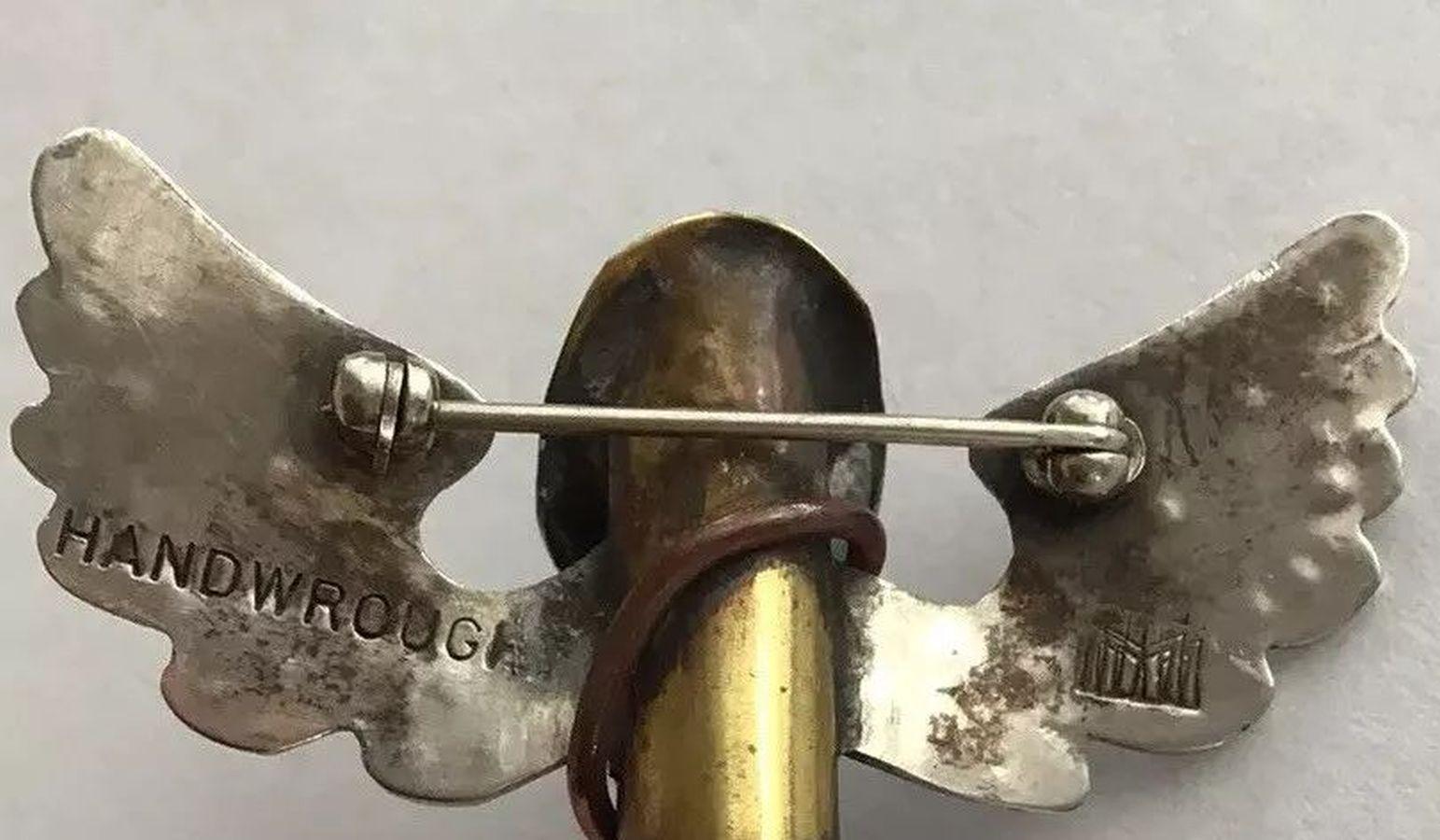 Vintage Signed Designer Thomas Mann Silver Techno Romantic Heart Angel Wings Pin In Excellent Condition For Sale In Montreal, QC