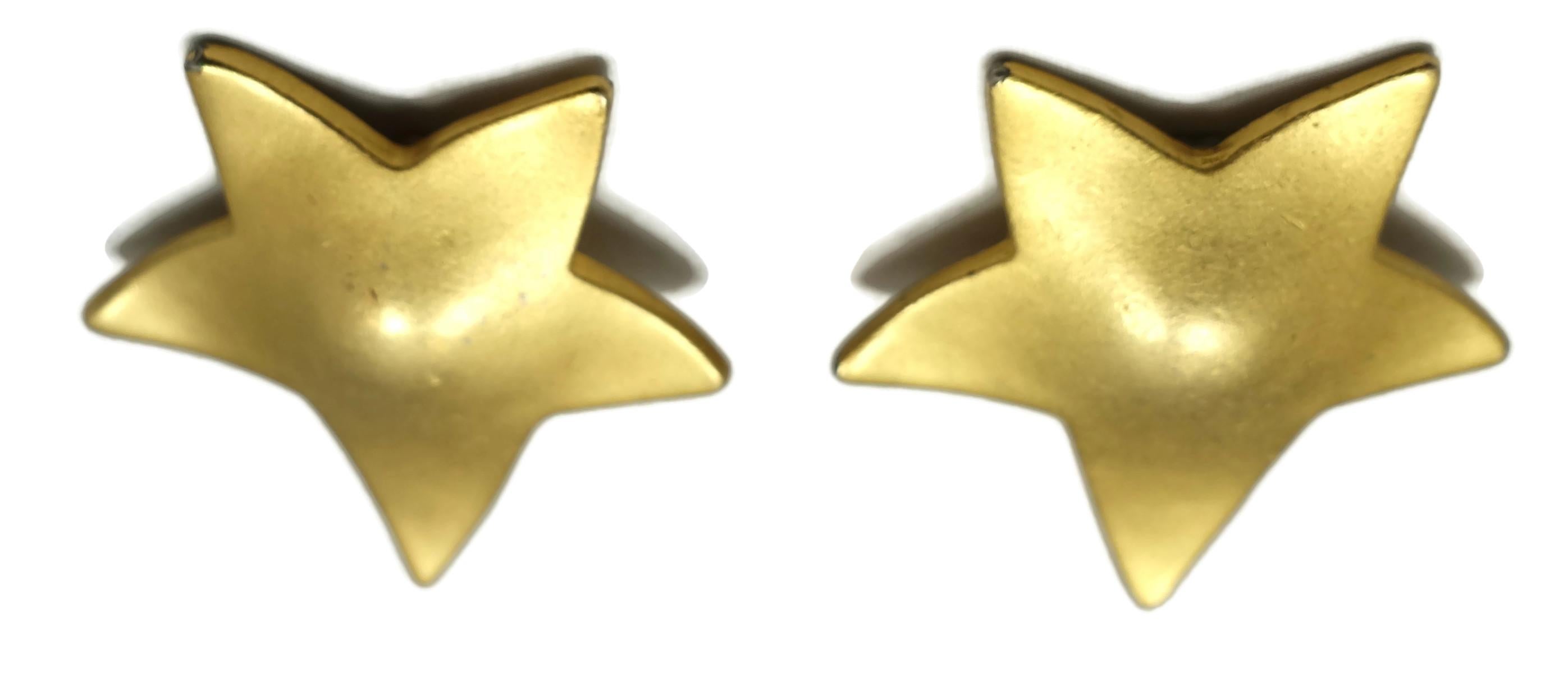 These vintage signed Erwin Pearl earrings have a star design in a gold tone setting.  In excellent condition, these clip earrings measure 2-1/8” x 1-3/4” and are signed “Erwin Pearl”.