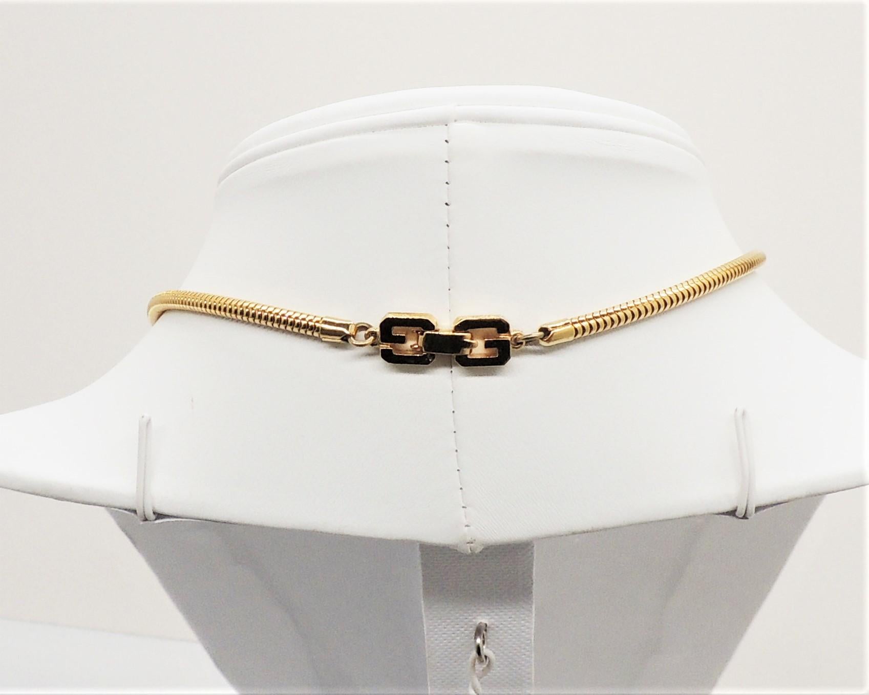 Modernistische, goldfarbene Lucite-Halskette mit schwarzen Lucite-Kugeln in der Mitte und dem Givenchy GG-Logo am Faltverschluss. Gekennzeichnet mit 