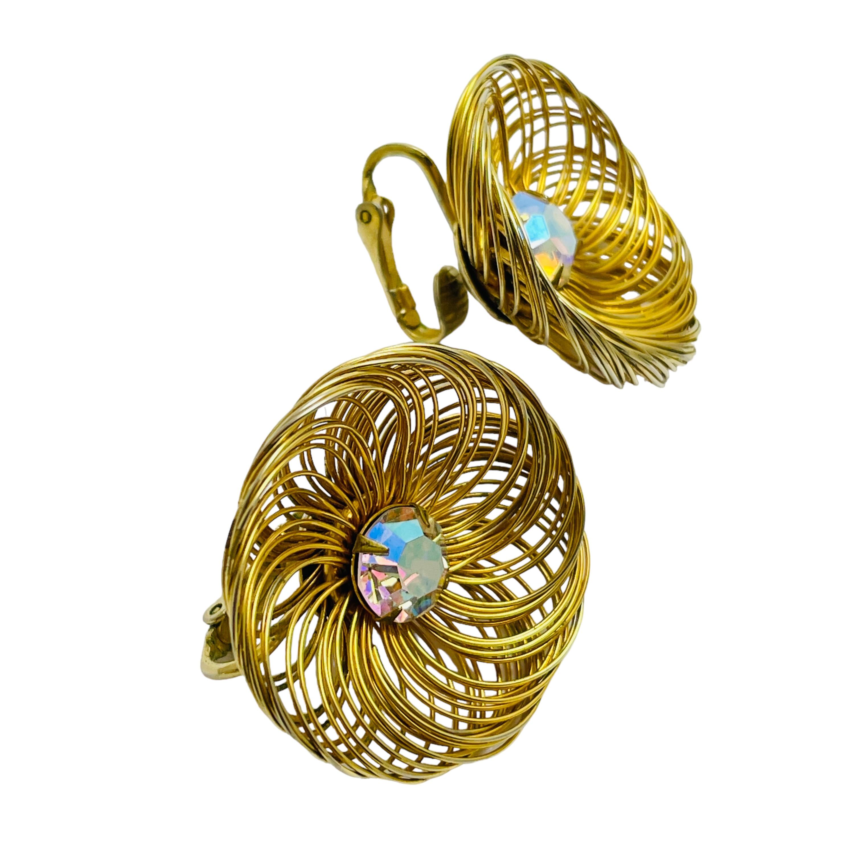 DETAILS

• signed / not recognized stamp   

• gold tone with rhinestone

• vintage designer earrings

MEASUREMENTS  

• 

CONDITION

•  very good vintage condition with minimal signs of wear 

 Sku 43

❤️❤️  VINTAGE DESIGNER JEWELRY ❤️❤️

❤️❤️ 