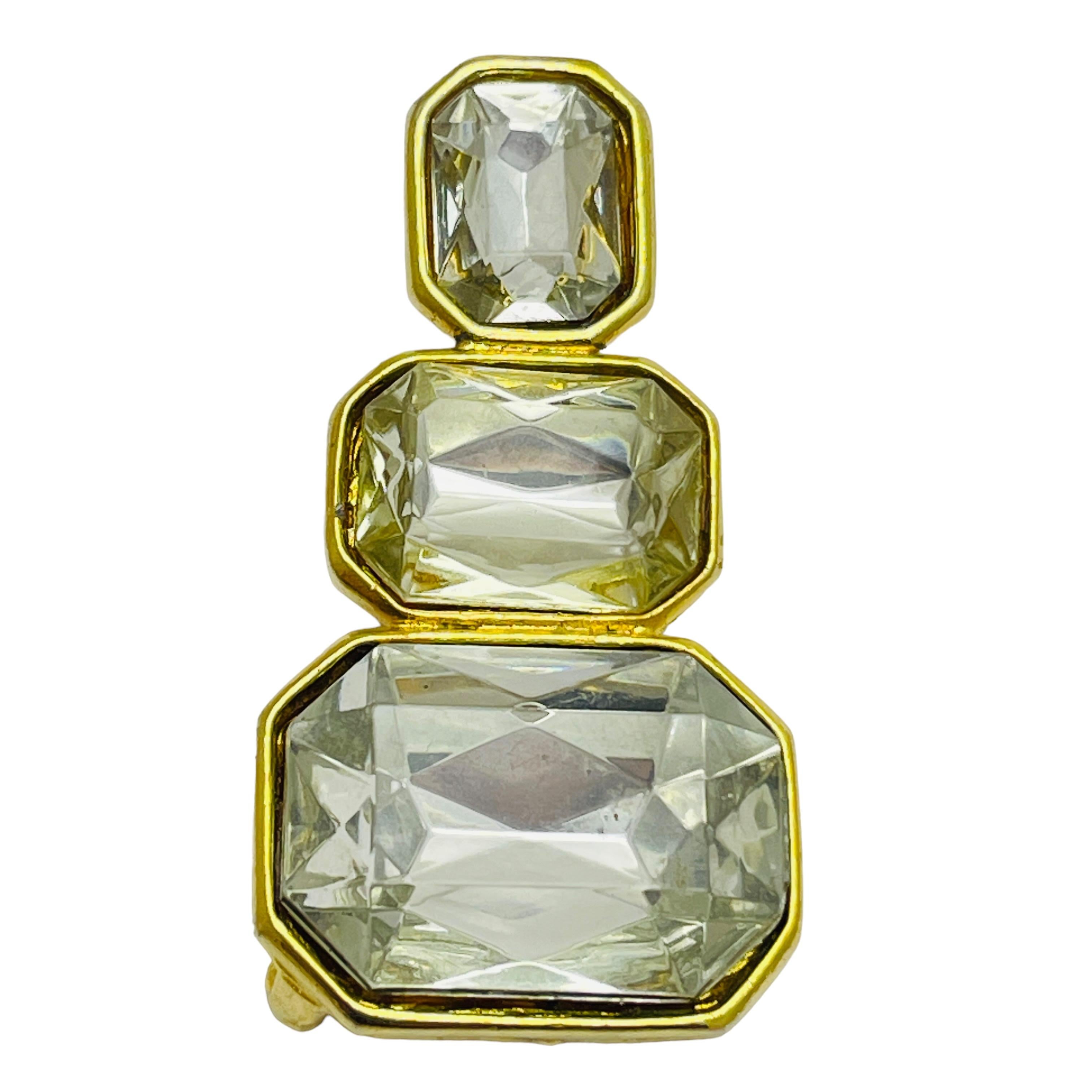 DETAILS

• signed

• gold tone with glass 

• vintage designer brooch

MEASUREMENTS  

• 

CONDITION

•  very good vintage condition with minimal signs of wear 

 Sku 46

❤️❤️  VINTAGE DESIGNER JEWELRY ❤️❤️

❤️❤️  ALEXANDER’S BOUTIQUE  ❤️❤️