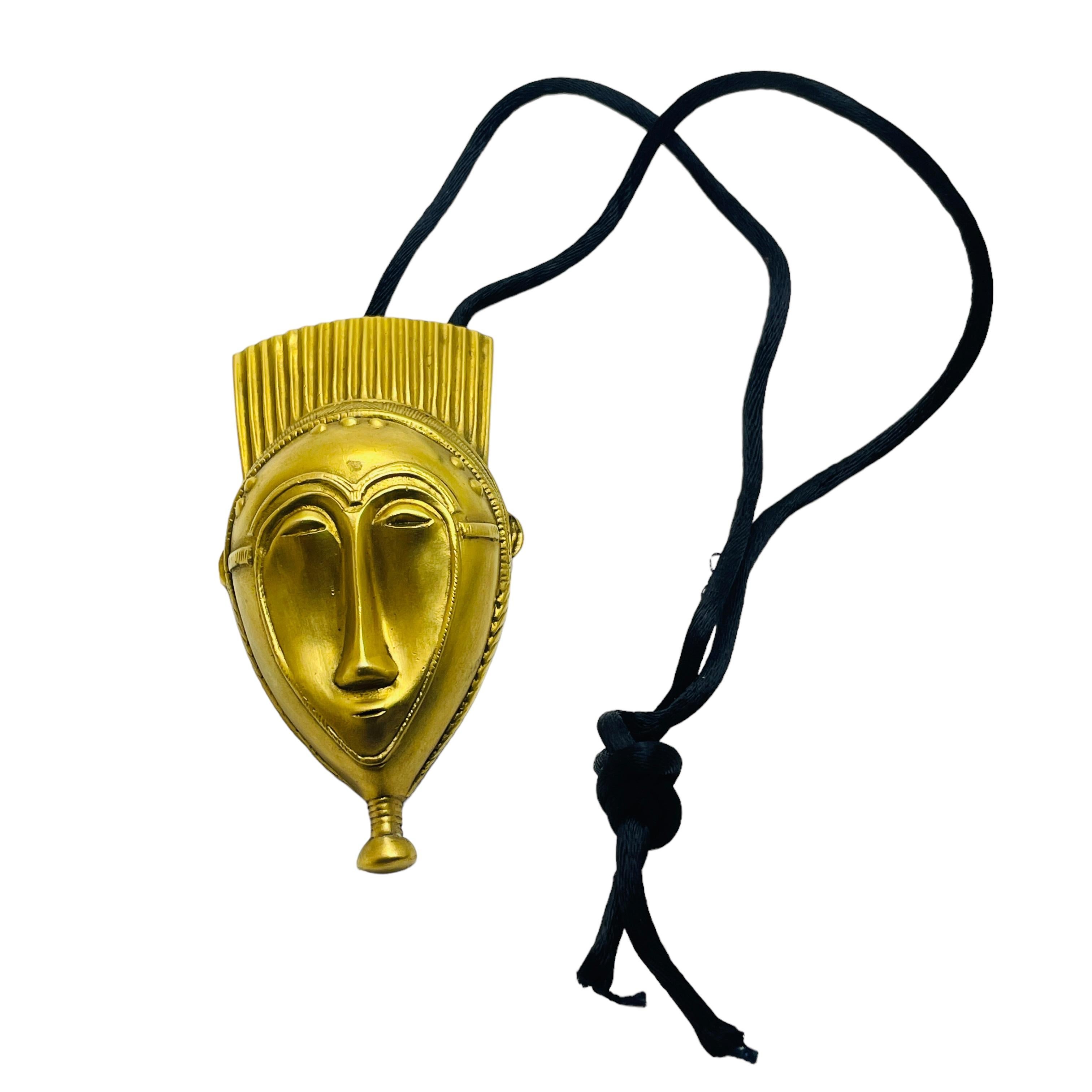 DETTAGLI

- firmato 

- tono oro con Corde nere

- collana vintage di design

MISURE  

- 

CONDIZIONE

-  ottime condizioni vintage con minimi segni di usura 

 Sku 41

❤️❤️  GIOIELLI VINTAGE DI DESIGN ❤️❤️

❤️❤️  LA BOUTIQUE DI ALEXANDER  ❤️❤️