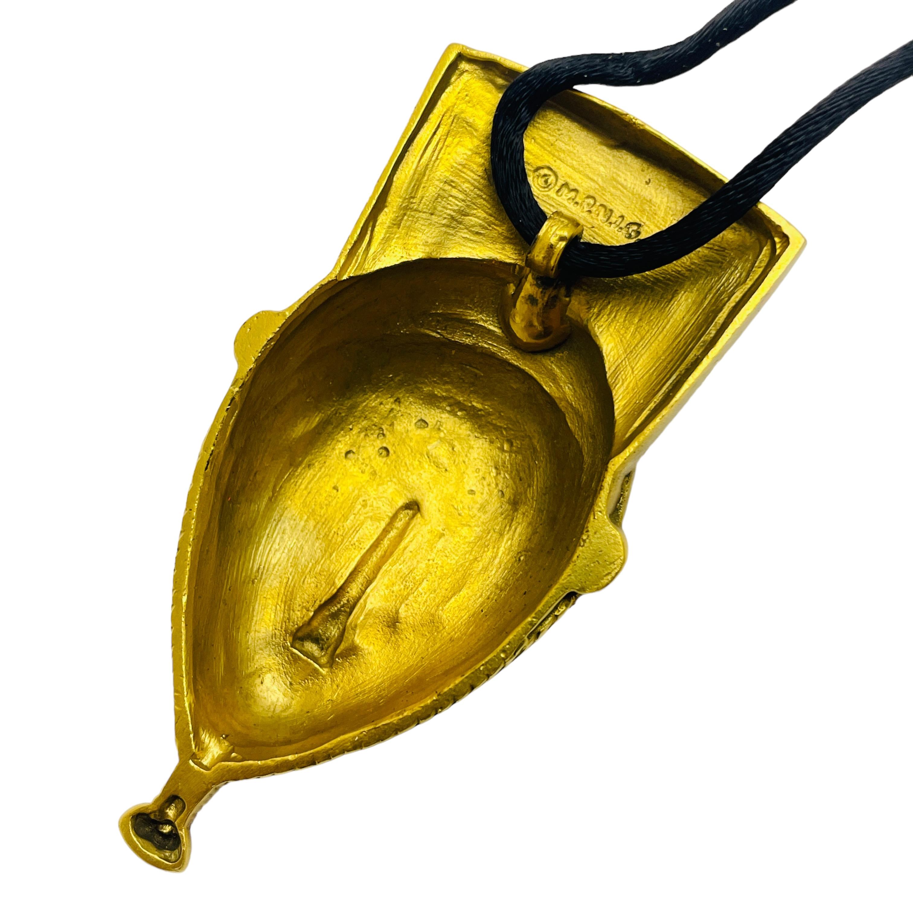 Collana firmata d'epoca con maschera in tono d'oro In condizioni buone in vendita a Palos Hills, IL
