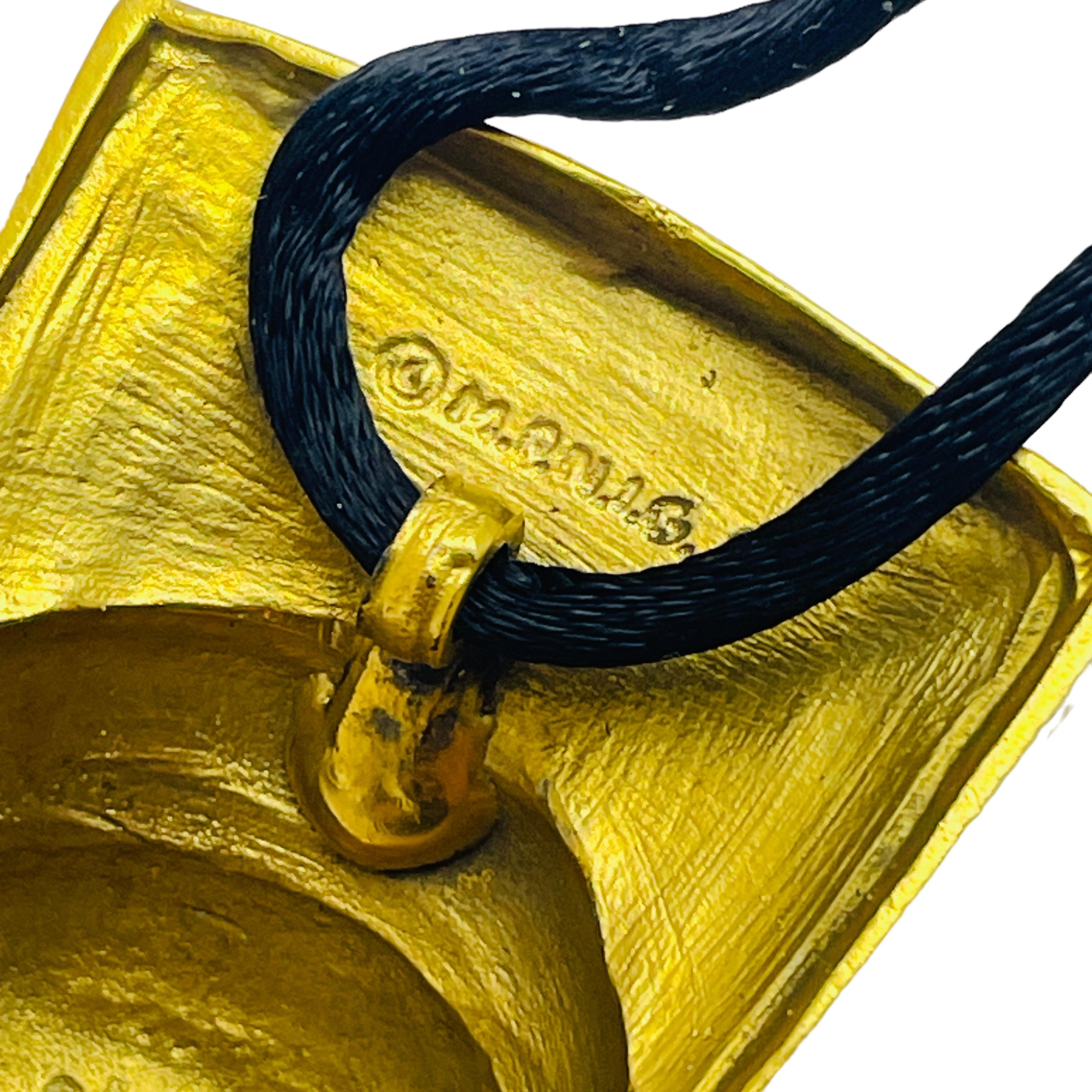 Donna Collana firmata d'epoca con maschera in tono d'oro in vendita