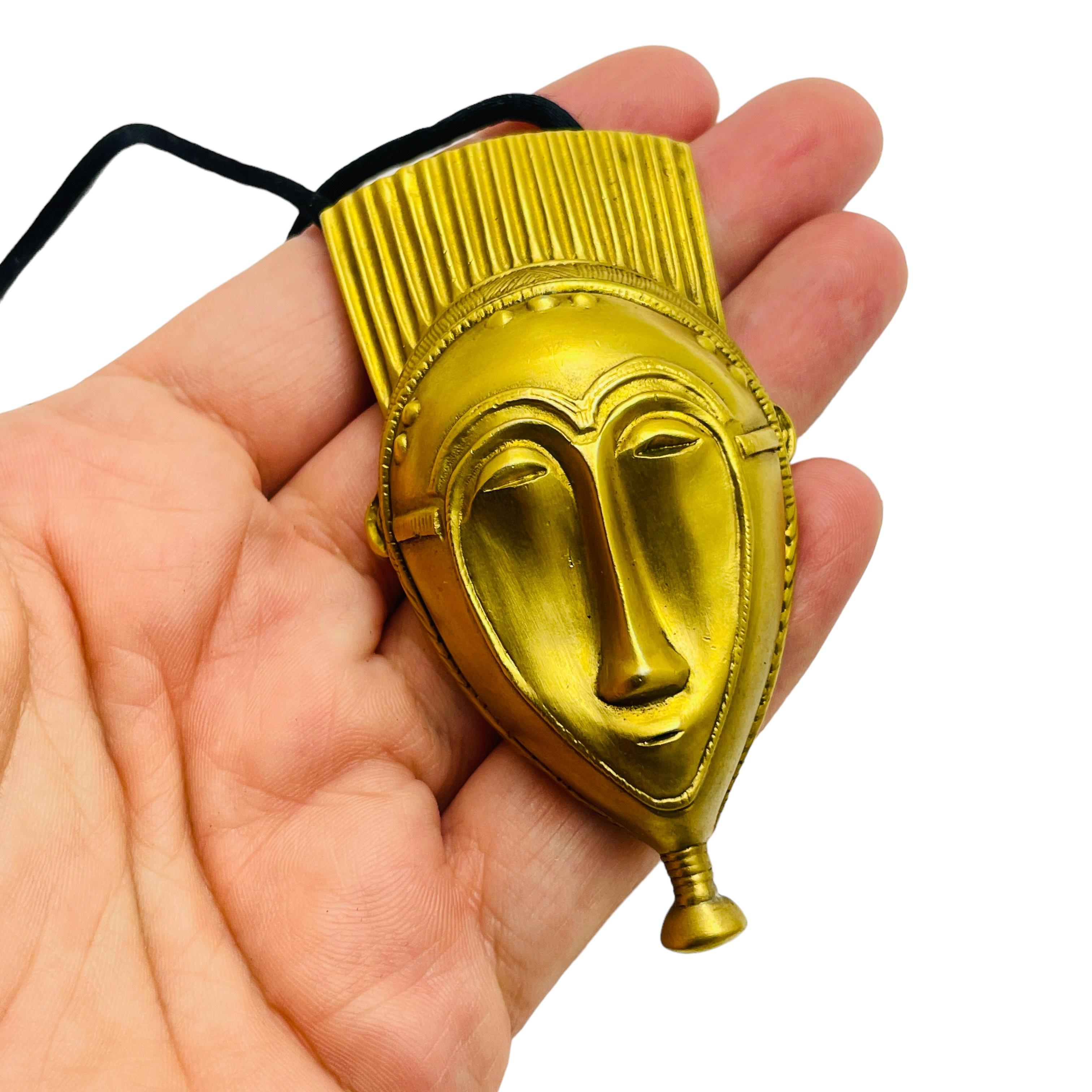 Collana firmata d'epoca con maschera in tono d'oro in vendita 1