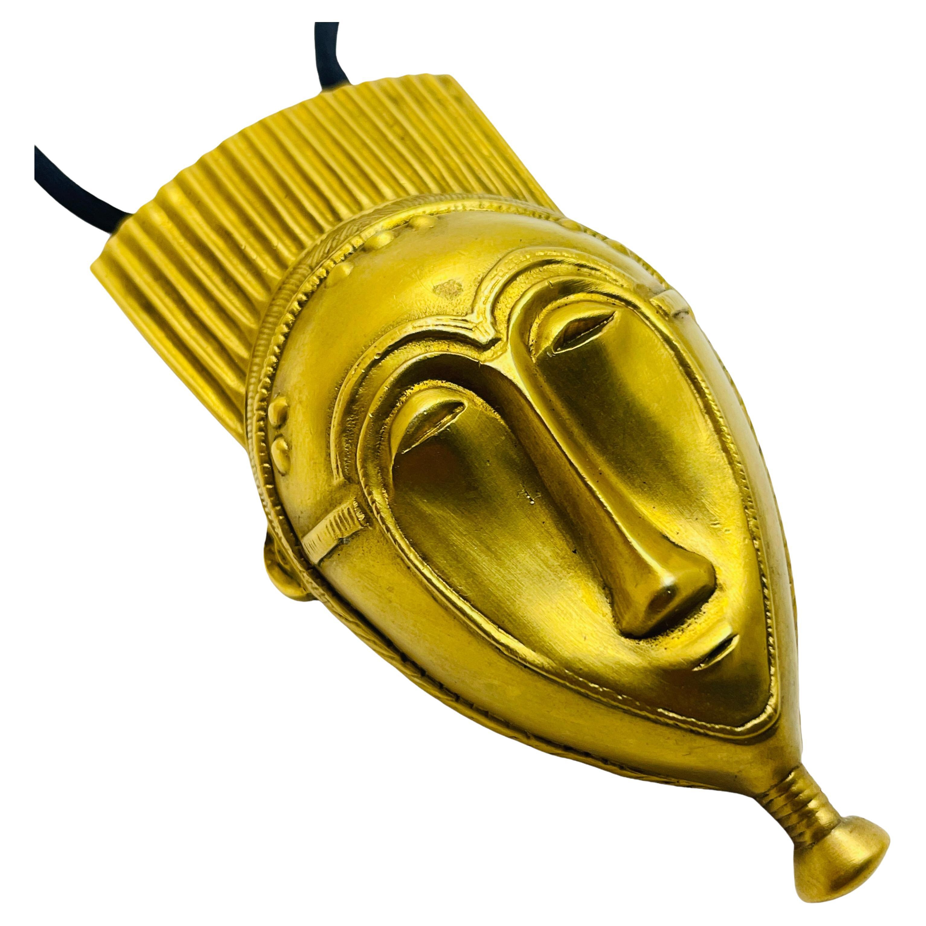 Collana firmata d'epoca con maschera in tono d'oro in vendita
