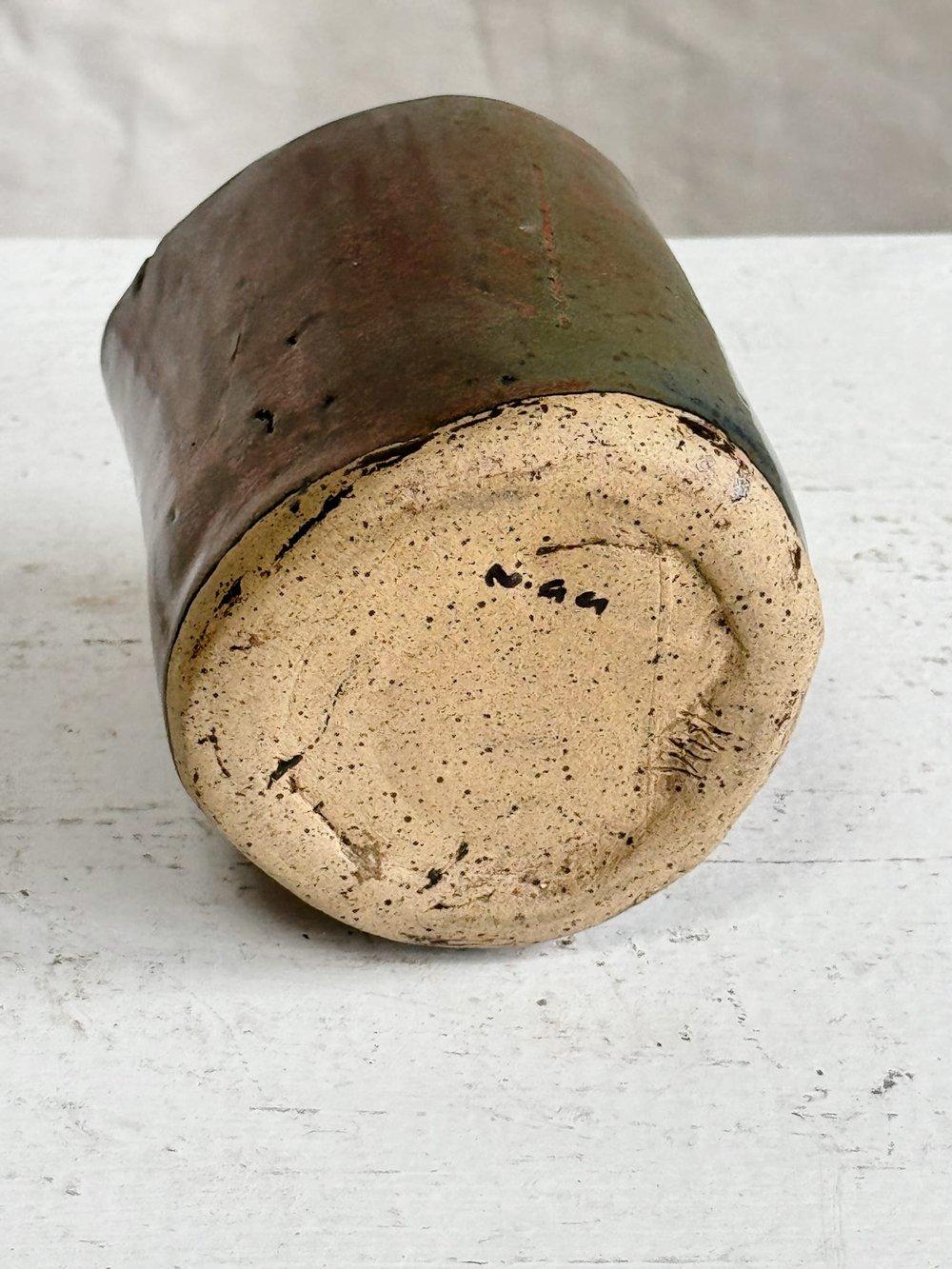 Ce vase vintage signé en céramique émaillée faite à la main.  est orné d'une superbe glaçure à l'engobe rouge, accentuée par d'autres couleurs terreuses vibrantes et audacieuses pour plus de profondeur et de richesse.

Dimensions : 4