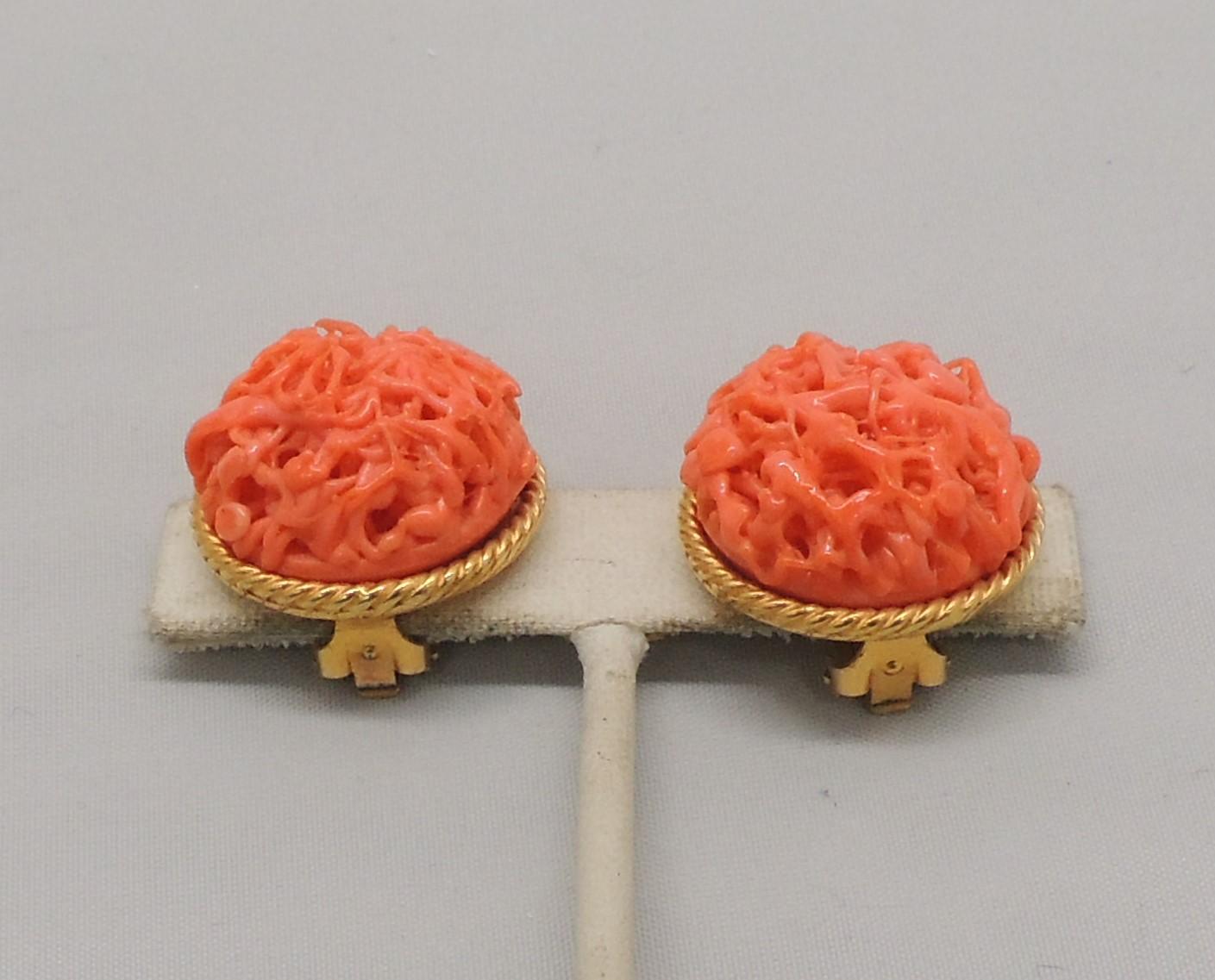 Vintage Signed Hattie Carnegie Goldtone Round Domed Faux-Coral Clip Earrings For Sale 3