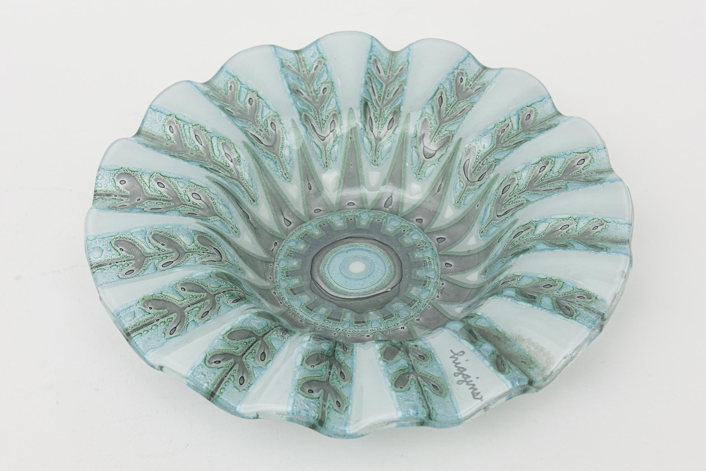 Vintage Signed Higgins Fused Glass Fern Ruffled Bowl Green, Blue, Gray Silver For Sale 4